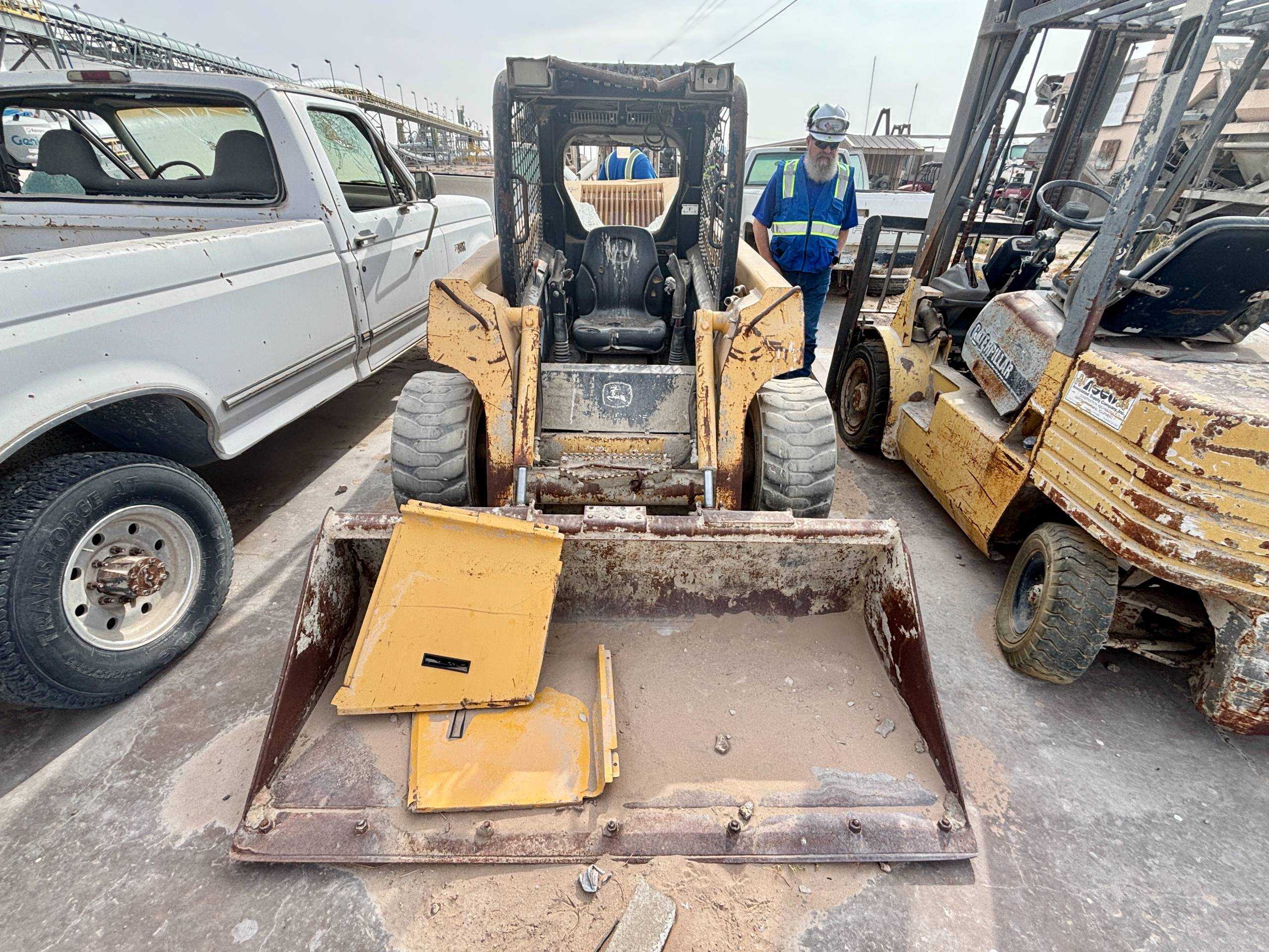 JOHN DEERE 320 SKID STEER LOADER - SKID STEER LOADERS
