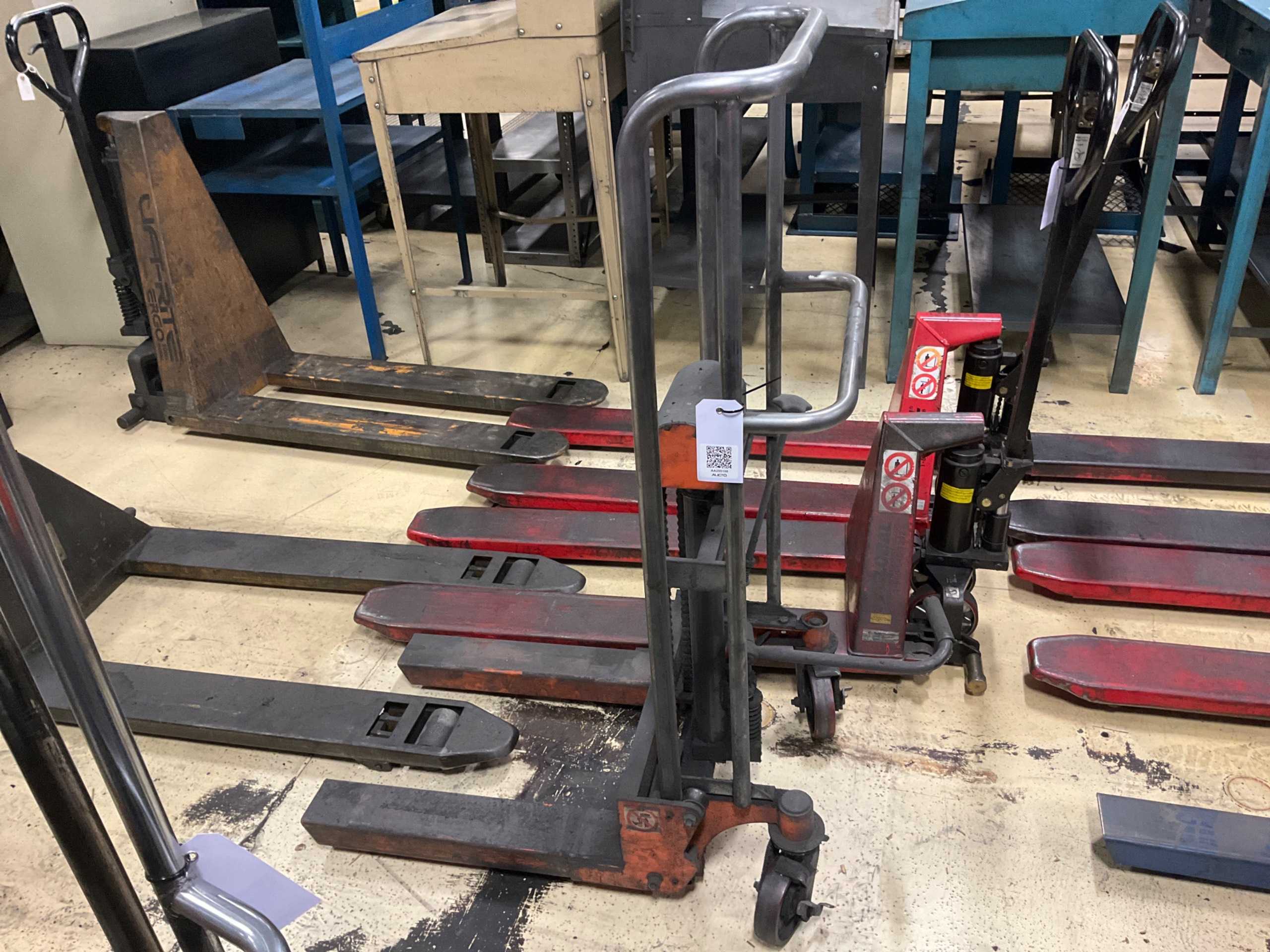 HYDRAULIC STRADDLE STACKER - LIFTING EQUIPMENT