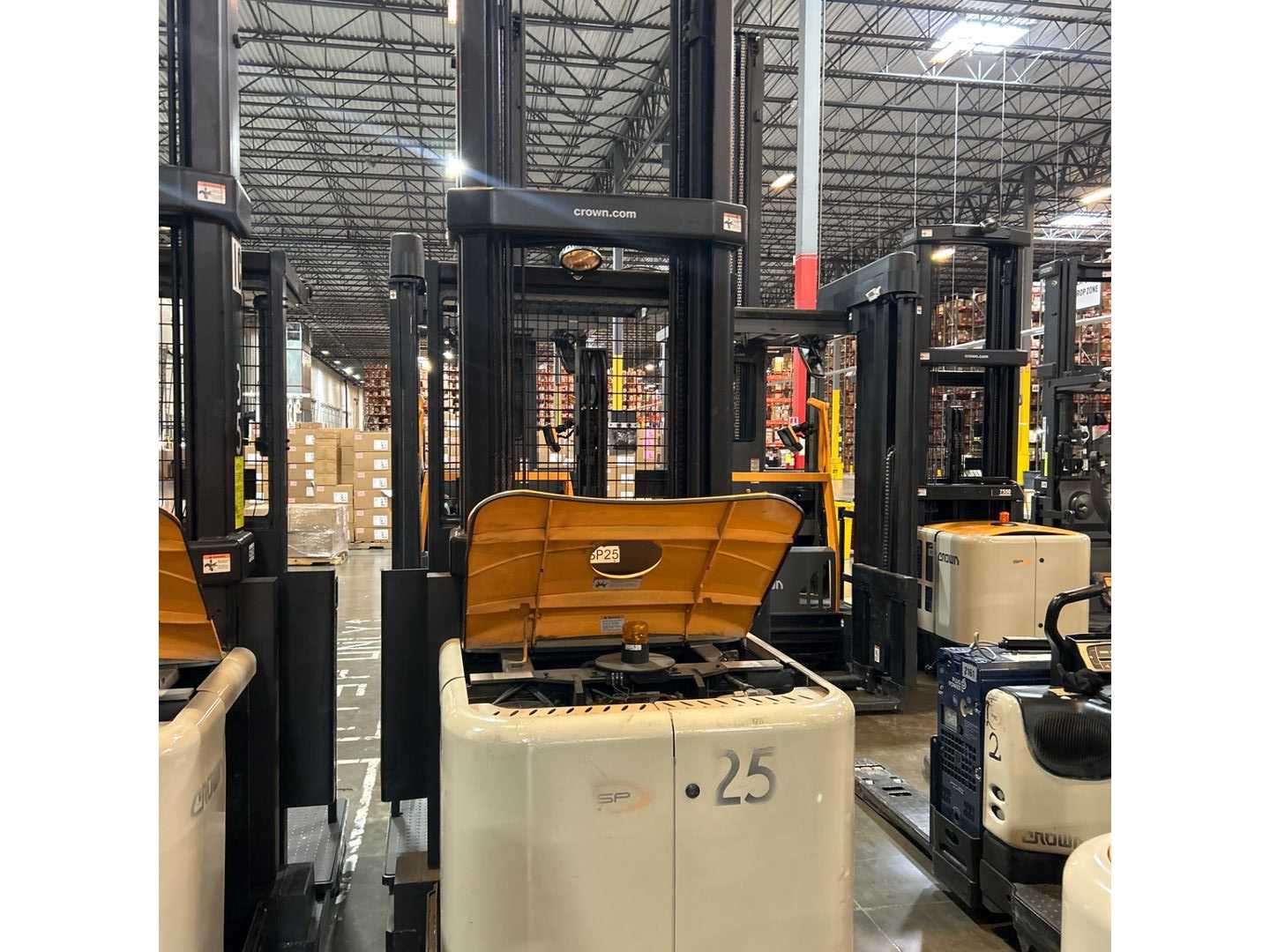CROWN SP4050-30 ORDER PICKER - ORDER PICKER