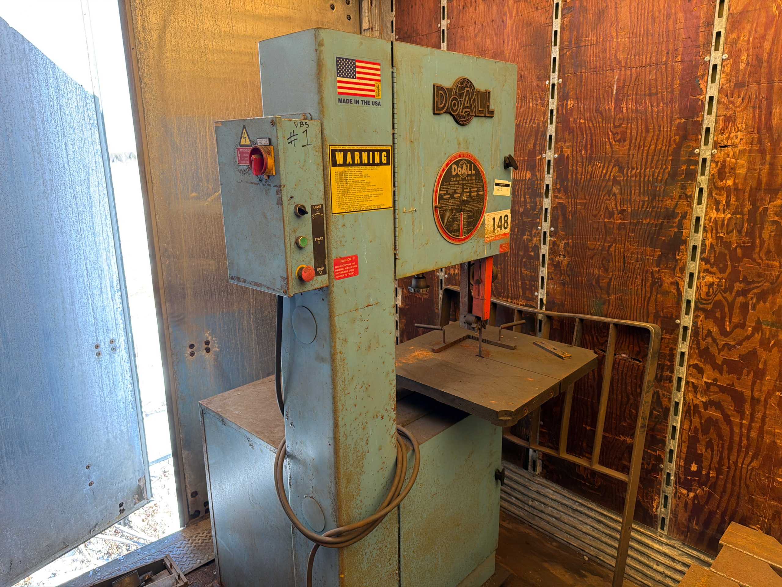 DOALL 2013-V VERTICAL BAND SAW, 20IN THROAT, 13IN HEIGHT, 2HP, 26X26IN TABLE - VERTICAL BAND SAWS