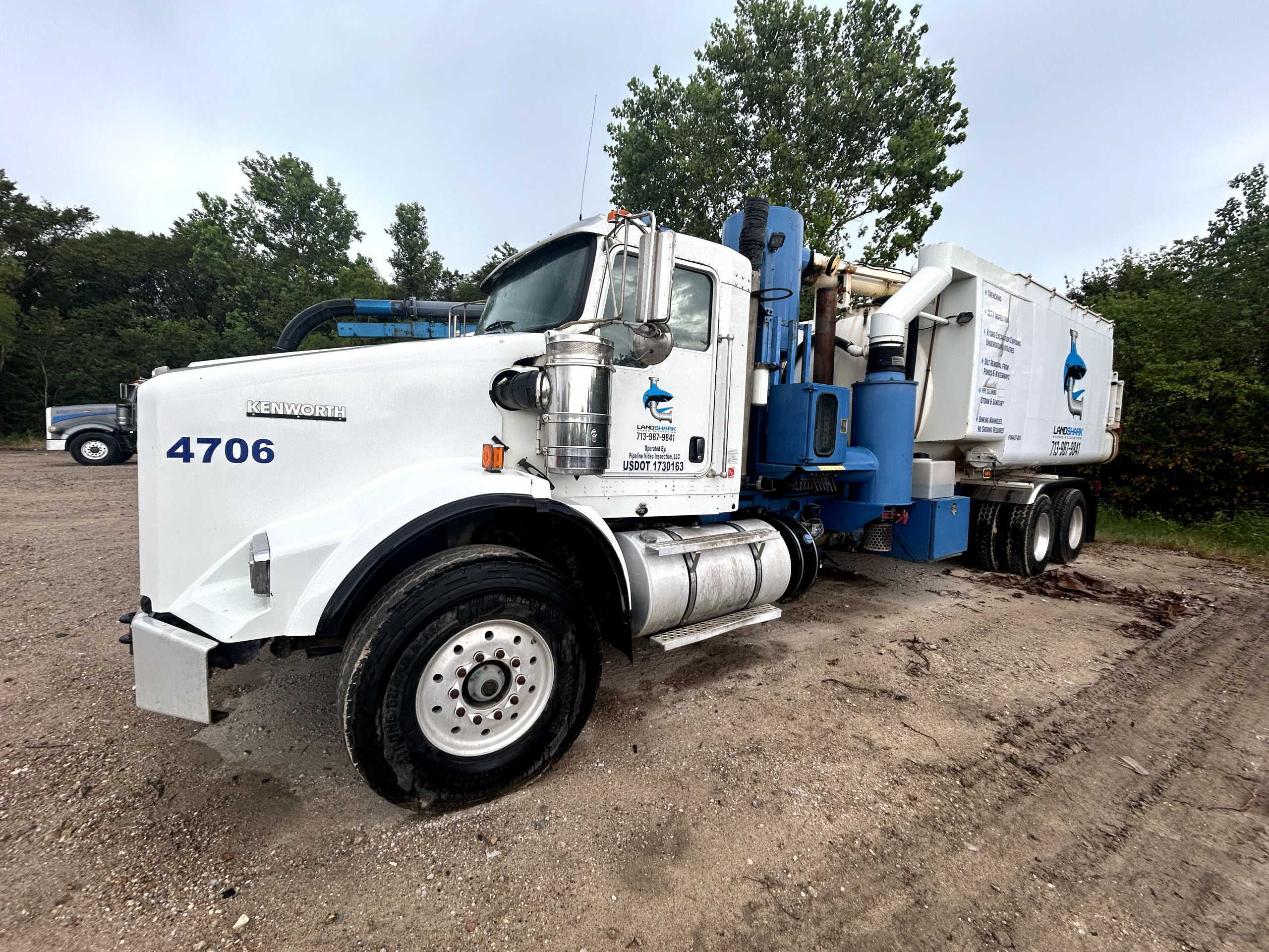2011 KENWORTH T800 HYDRO EXCAVATION TRUCK - SERVICE TRUCKS