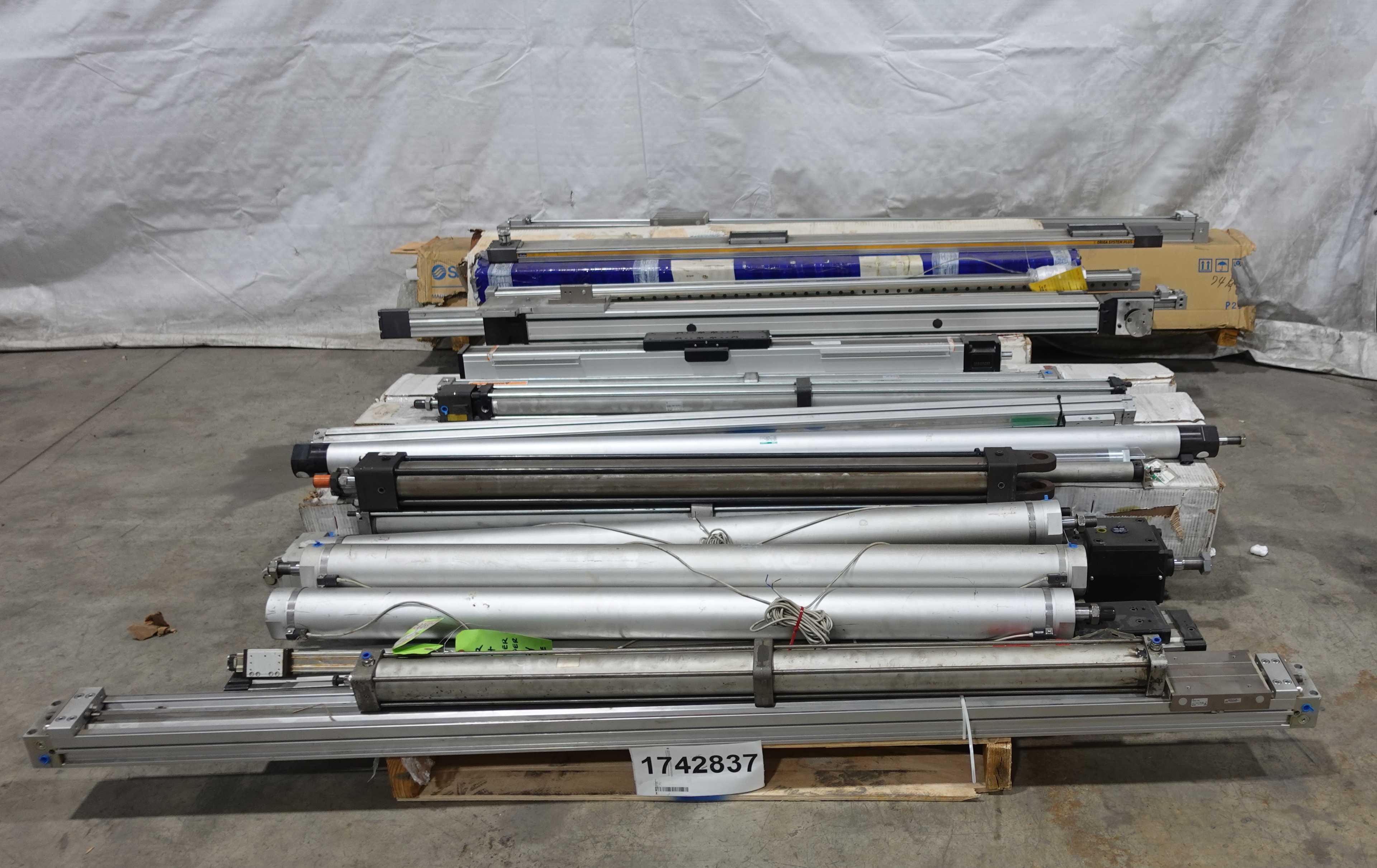 SKU 1742837 - 2 PALLETS OF ASSORTED PNEUMATIC CYLINDERS AND ACTUATORS - PNEUMATIC PARTS