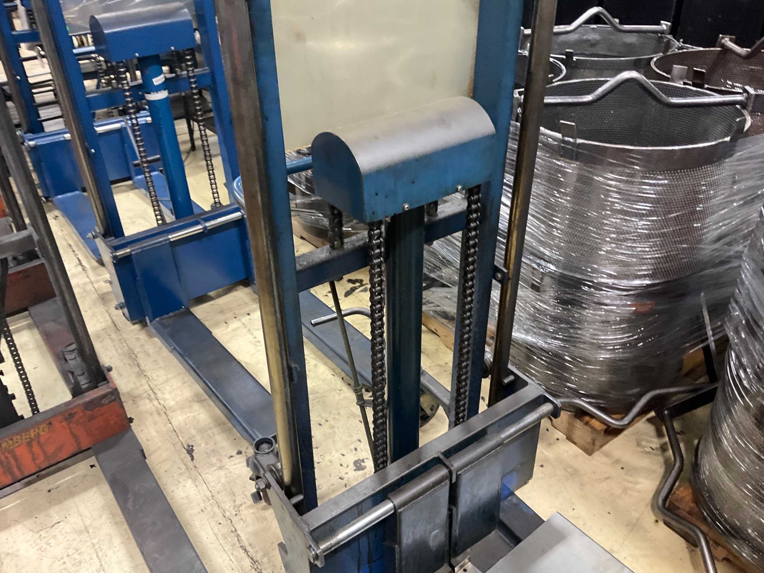 HYDRAULIC STRADDLE STACKER - MATERIAL HANDLING