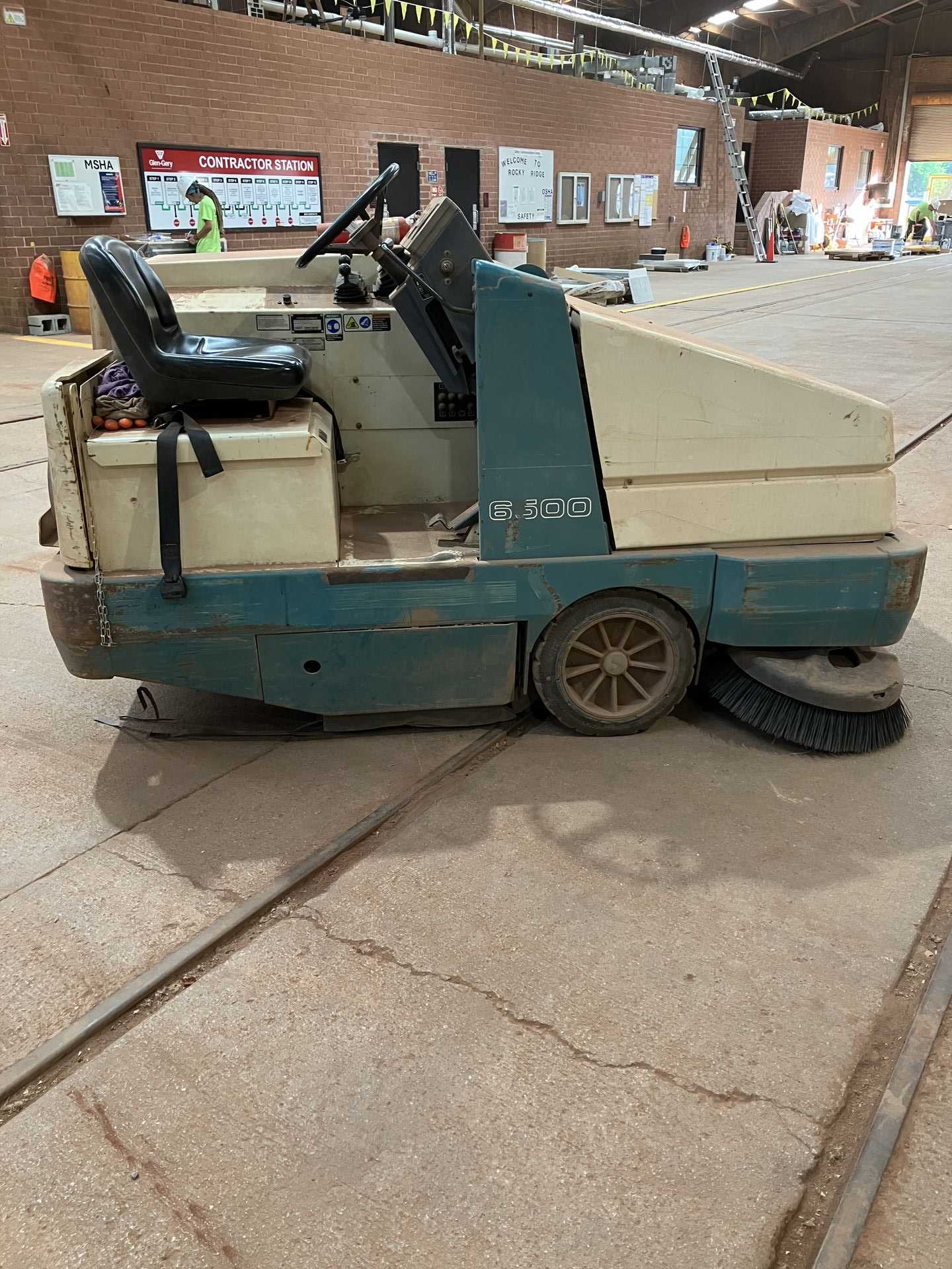 1983 TENNANT M6500 SWEEPER - SWEEPERS