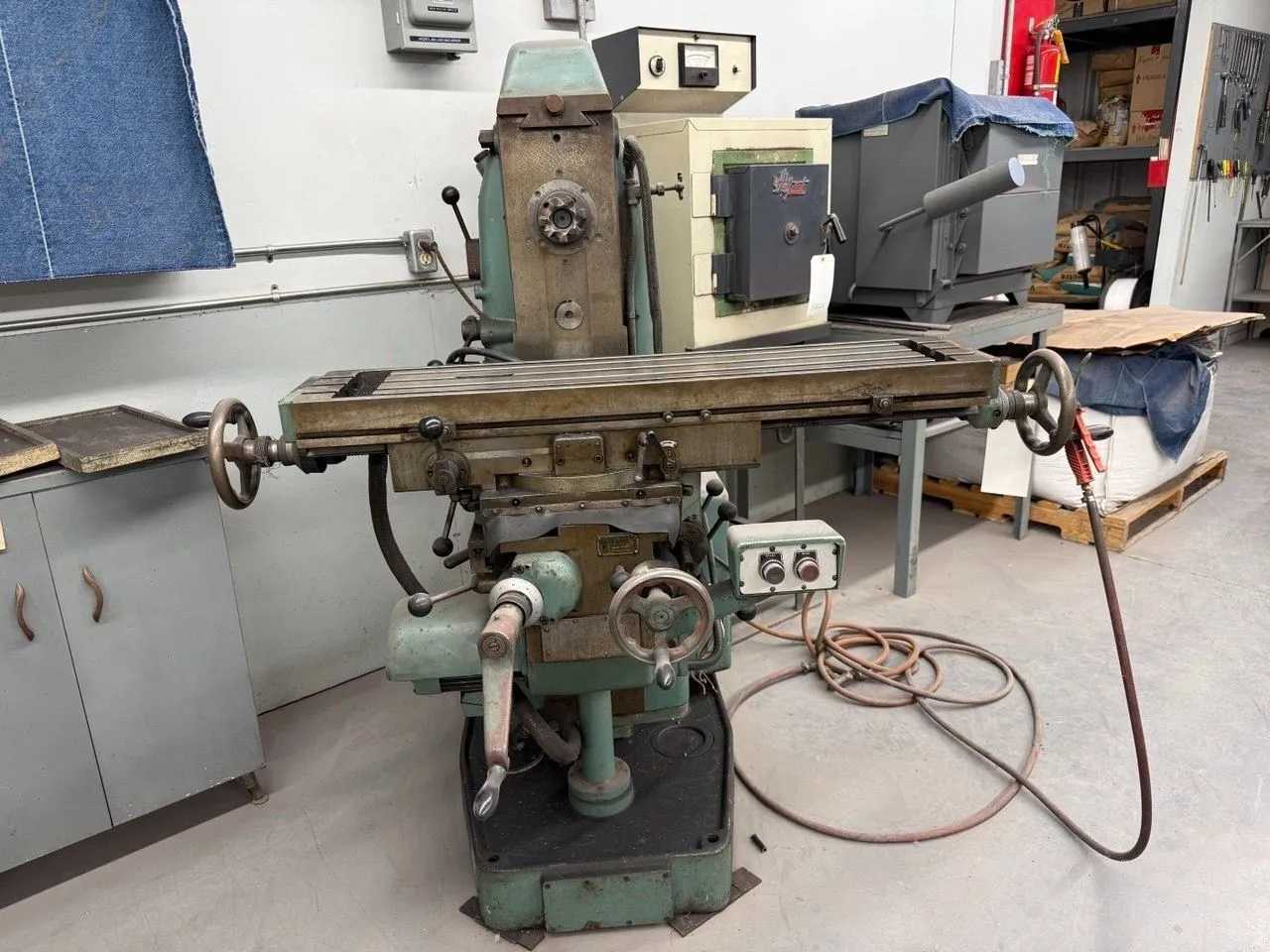 SAJO UF-52 UNIVERSAL MILLING MACHINE, 3.5HP, 40-1800RPM, 550V 3PH 60HZ - MILLING MACHINES