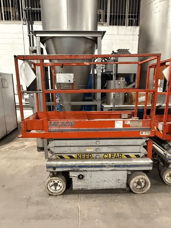 1995 SKYJACK M3219 SCISSOR LIFT, 19FT HT, 500LB CAP, 2520LB WT, 24V DC - SCISSOR LIFTS