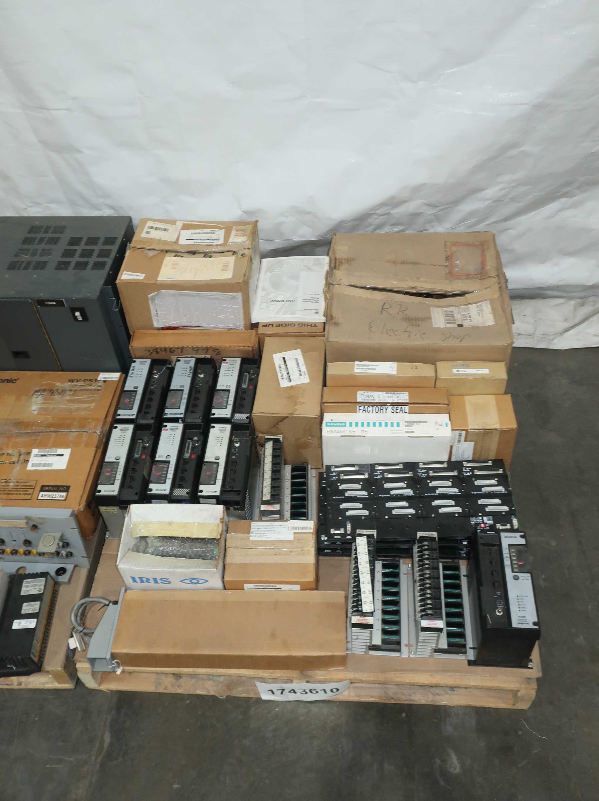 SKU 1743610 - 2 PALLETS OF ASSORTED MODULES - PLC MODULES