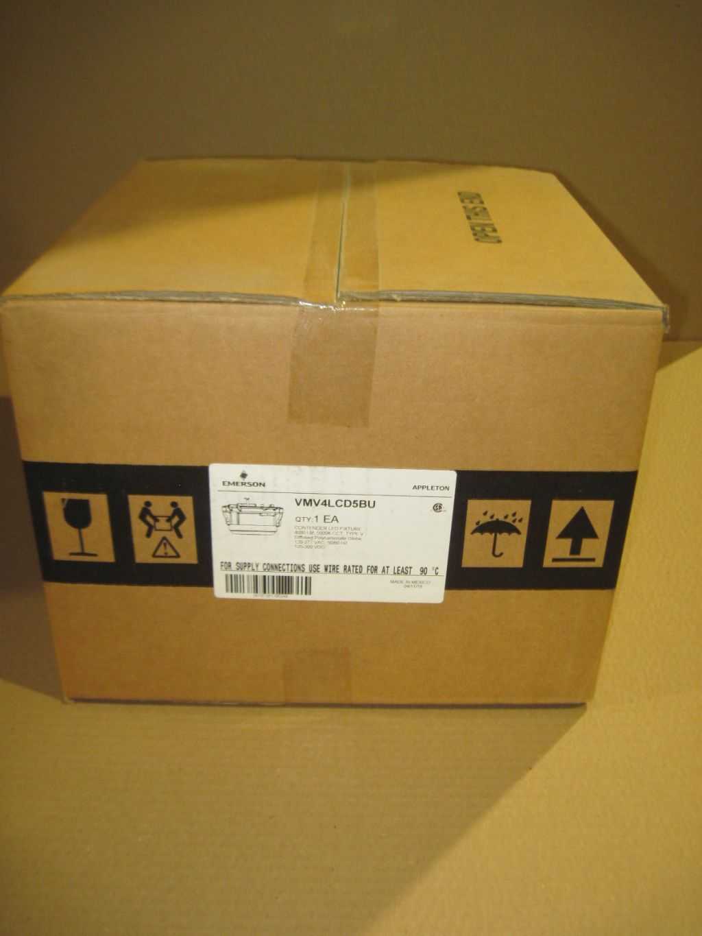 2018 APPLETON  VMV4LCD5BU LED FIXTURE - LIGHT FIXTURES