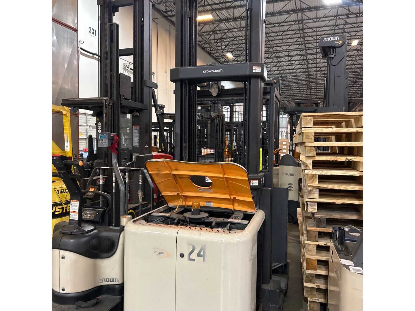 CROWN SP-4050-30 ORDER PICKER - ORDER PICKER