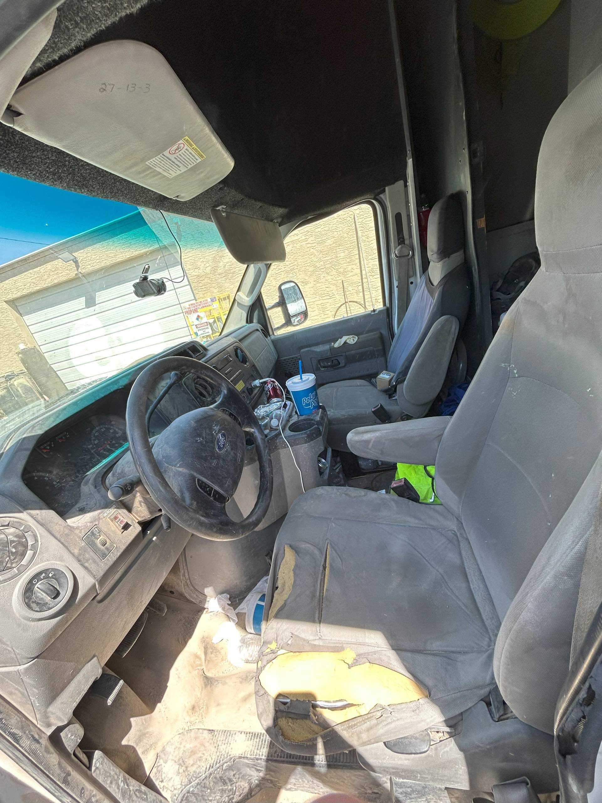 2011 FORD E-450 STRAIGHT CARGO TRUCK - BOX TRUCKS