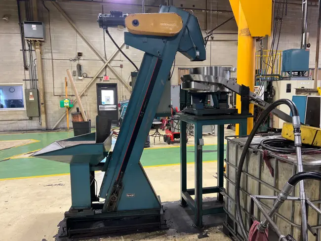 MCKNIGHT AUTOMATION E6-192 HOPPER VIBRATORY BOWL FEEDER - undefined