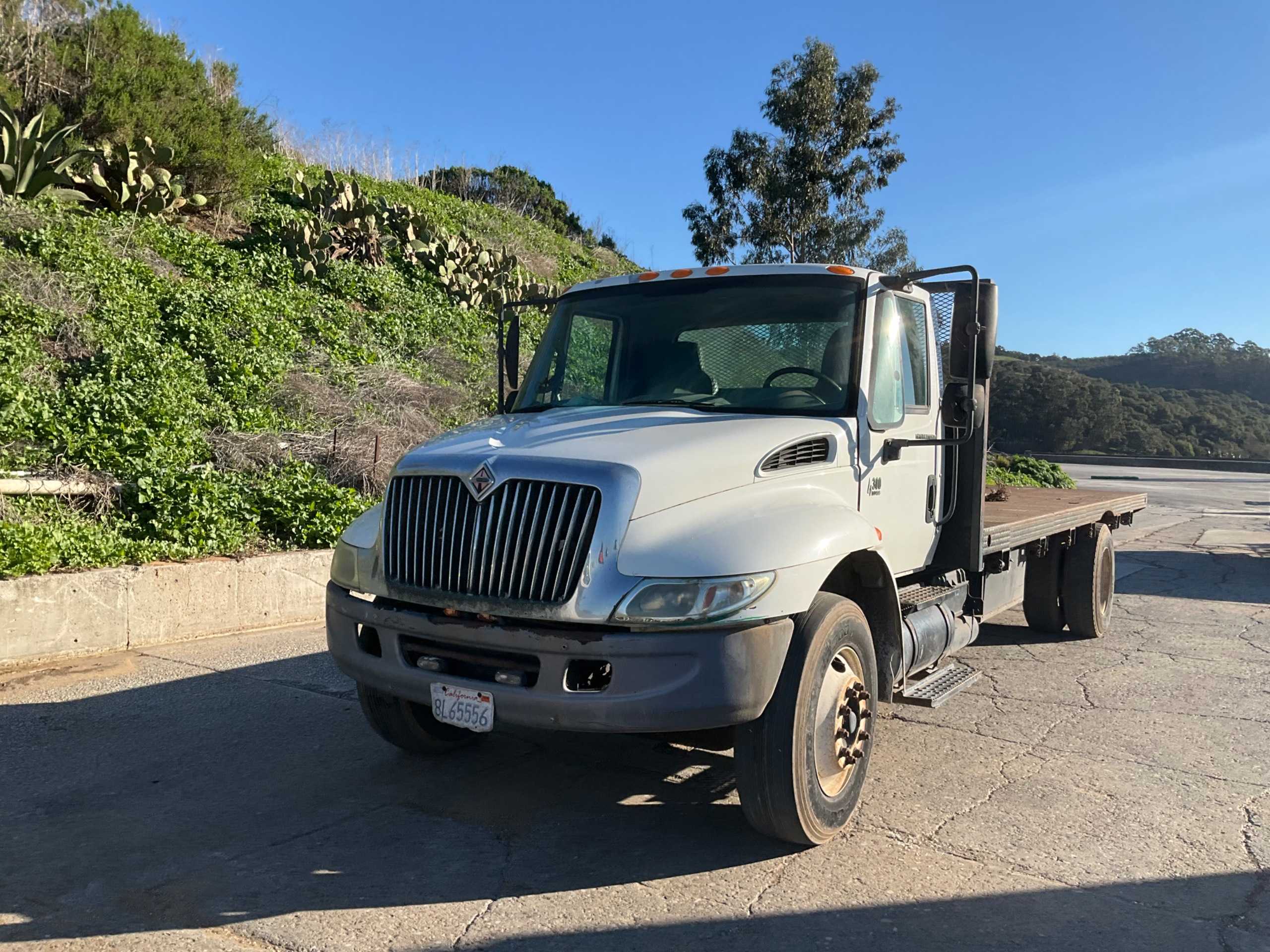 2003 INTERNATIONAL 4300 SBA 4X2 FLATBED TRUCK - FLATBED TRUCK