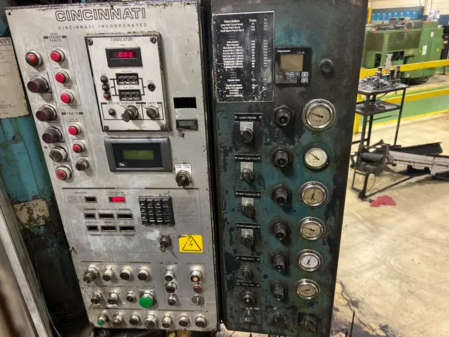 CINCINNATI 220-R-2 220 TON SIZING PRESS - undefined