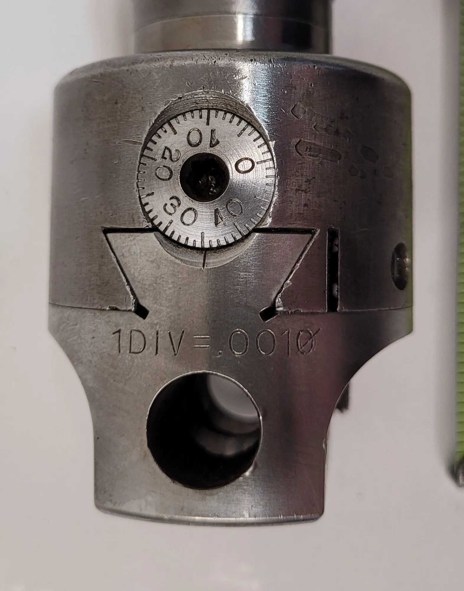 ETM 2IN R8 BORING HEAD OAL: 6.75” BORING HEAD: 2” WIDE SHANK LENGTH: 4.5” - MACHINE TOOLING