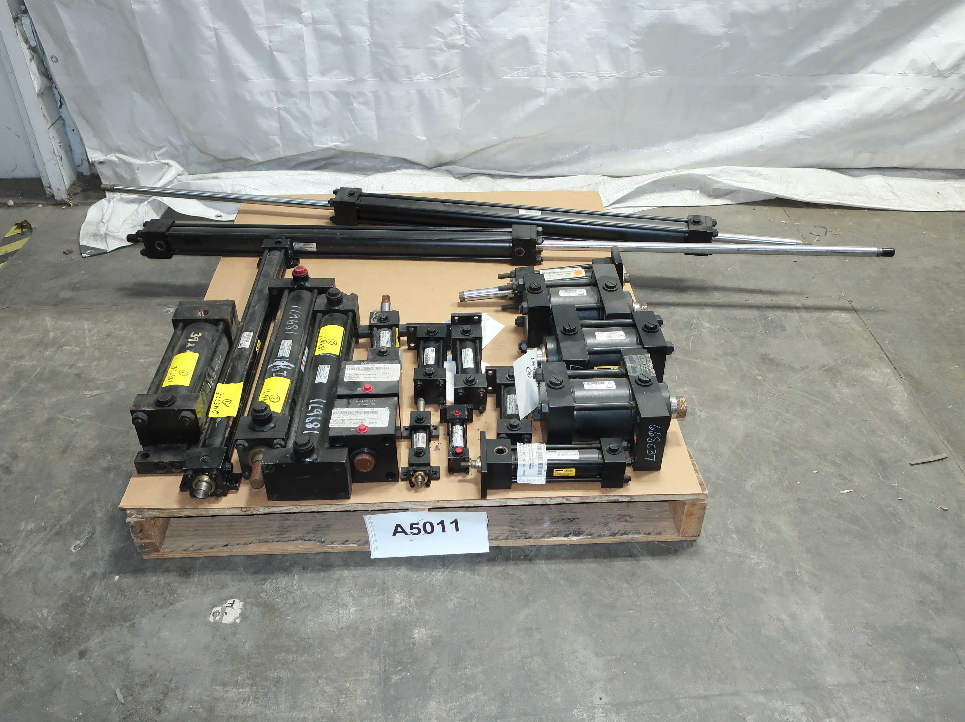 BULK QTY OF ASSORTED HYDRAULIC CYLINDERS - HYDRAULIC CYLINDERS