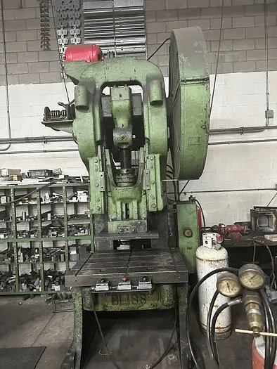BLISS 28-1/2 M CRANK PRESS, OBI PRESS, TABLE SIZE 46" X 33.5" - MECHANICAL PRESSES
