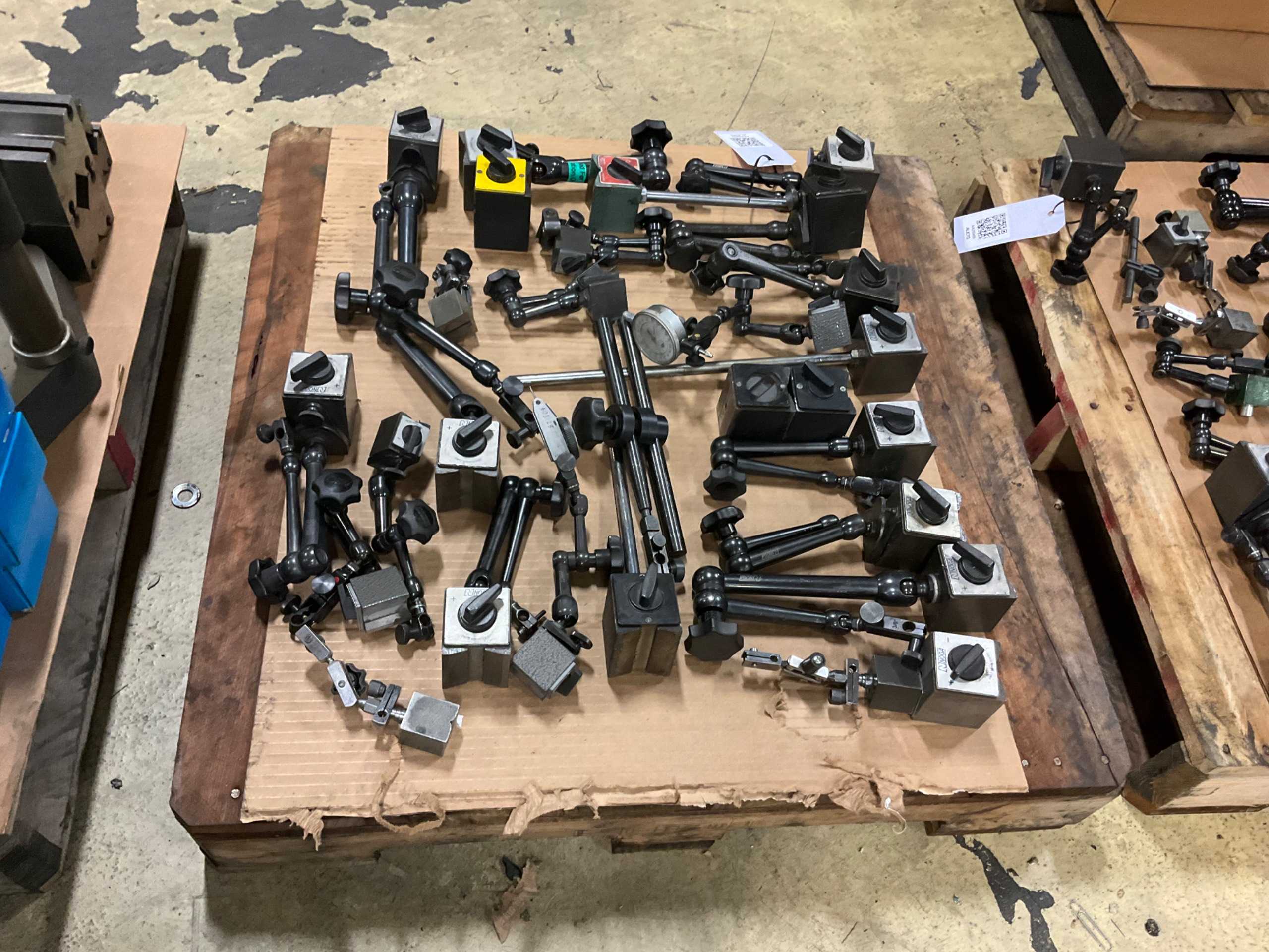 BULK QTY OF MAGNETIC BASES WITH ARTICULATING ARMS - TOOLS