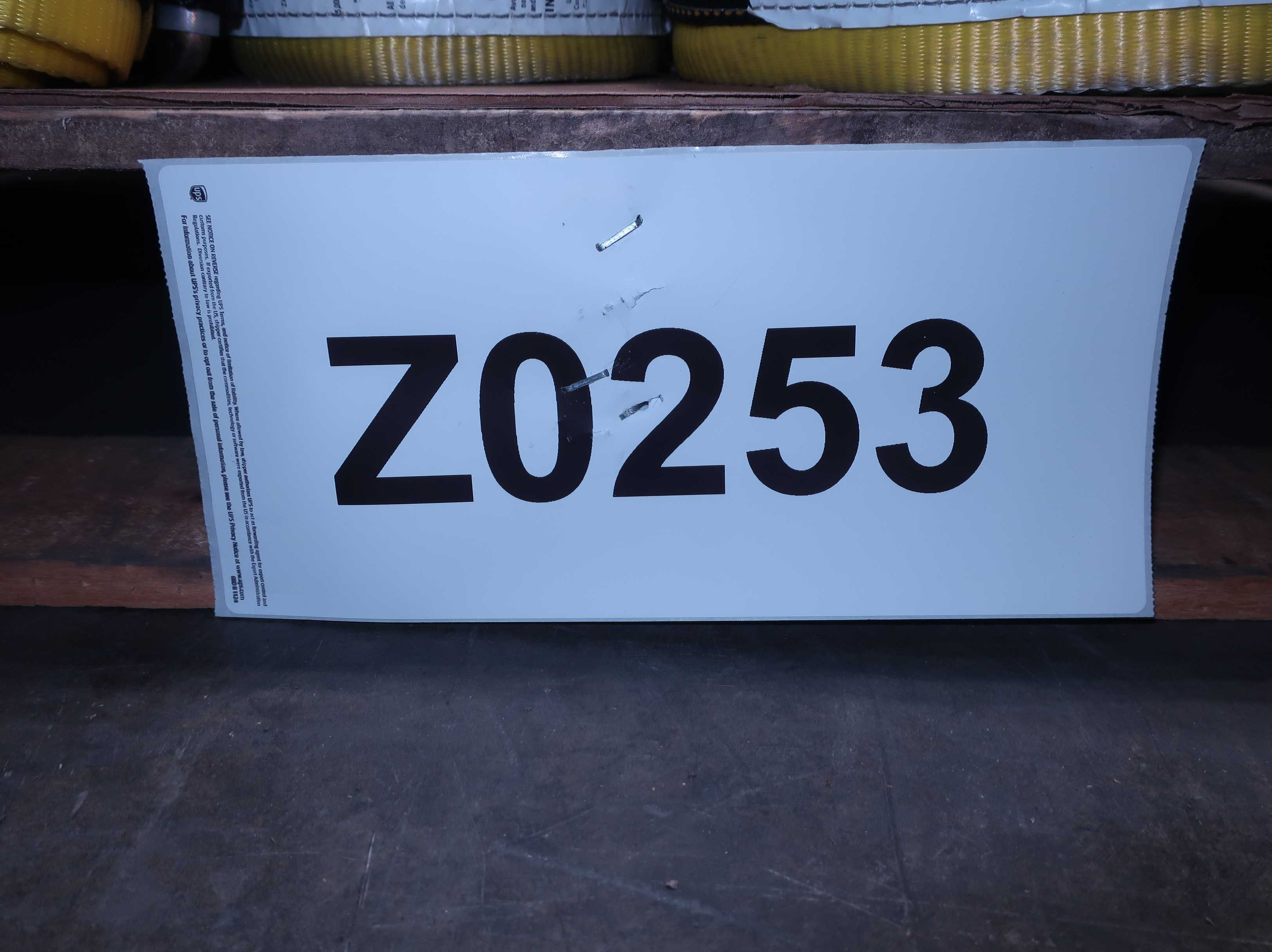 PALLET OF ASSORTED CROSS ARM STRAPS AND RATCHETING TIE DOWN STRAPS - LIFTING EQUIPMENT