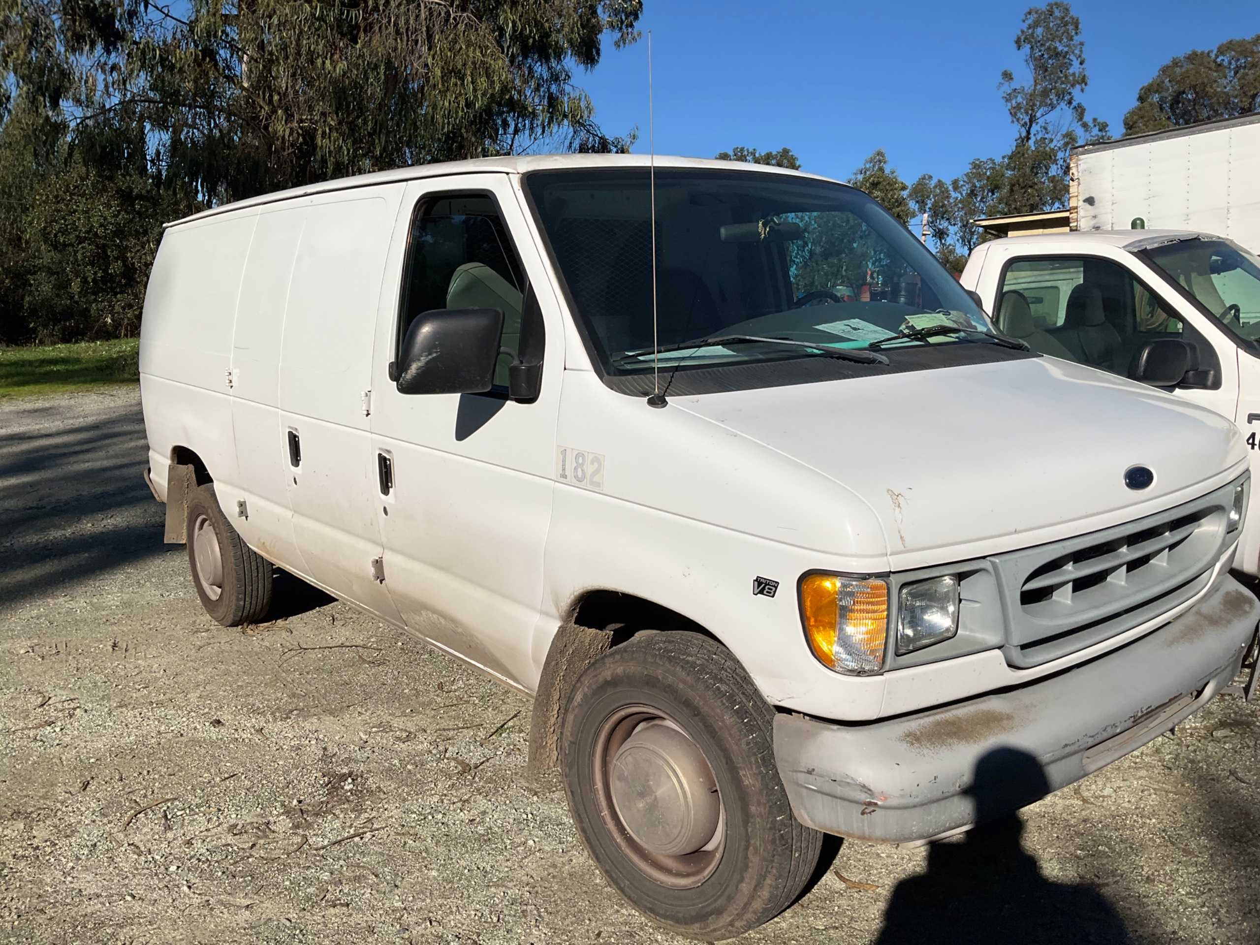 1998 FORD E-250 VAN - BUSES