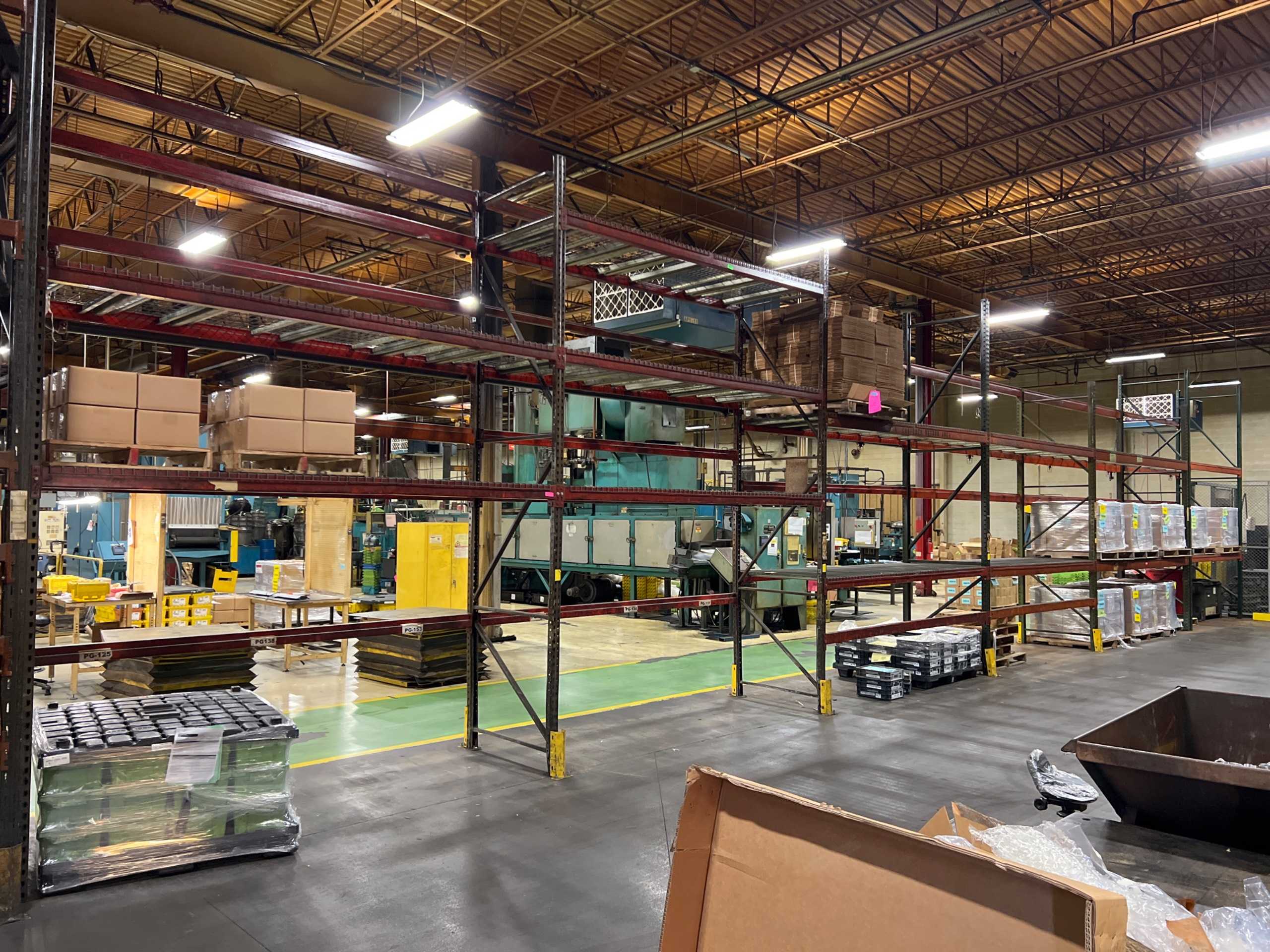 BULK QTY OF PALLET RACKING - PALLET RACKING