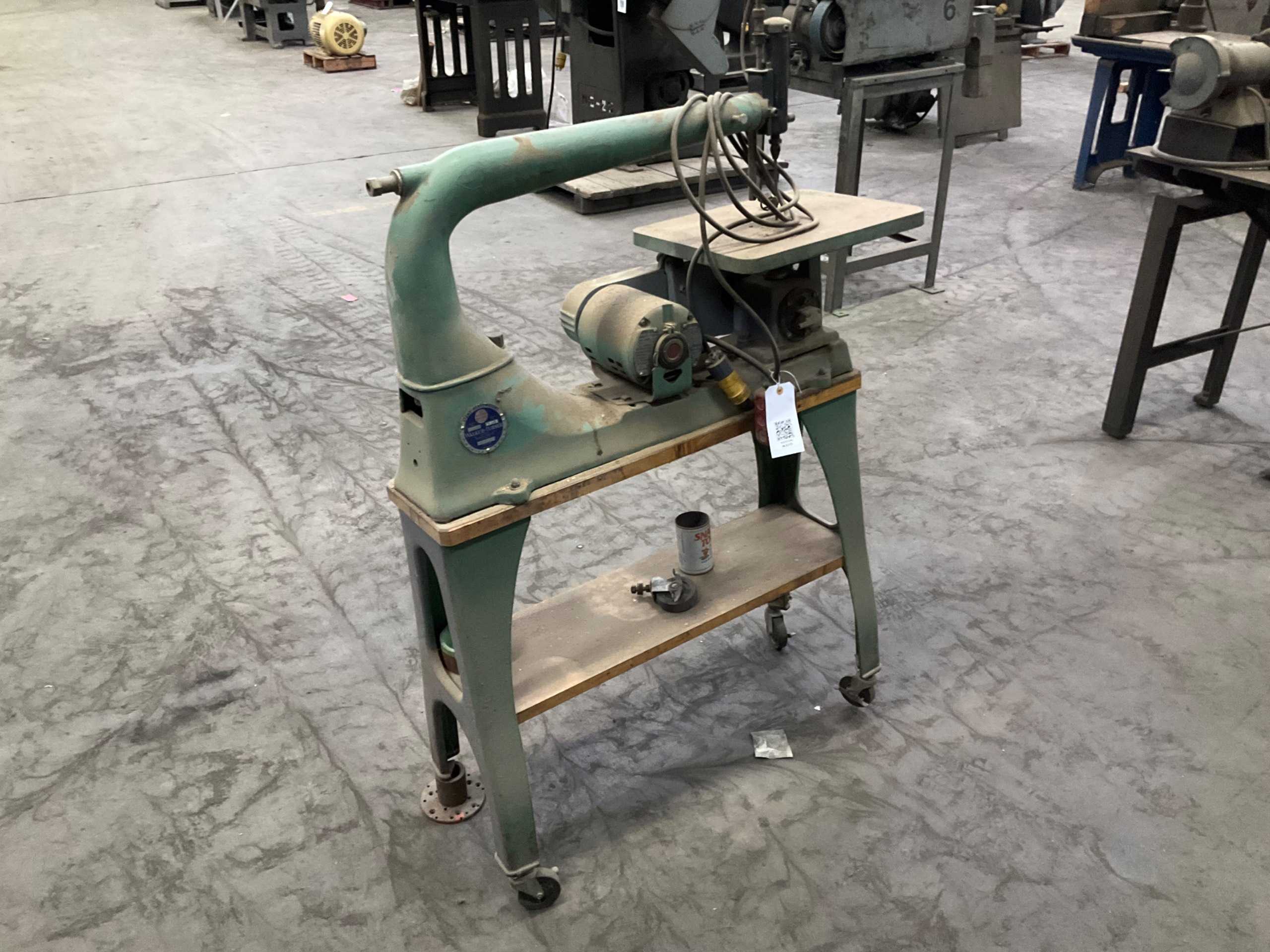 WALKER TURNER SCROLL SAW - WOOD SHOP EQUIPMENT