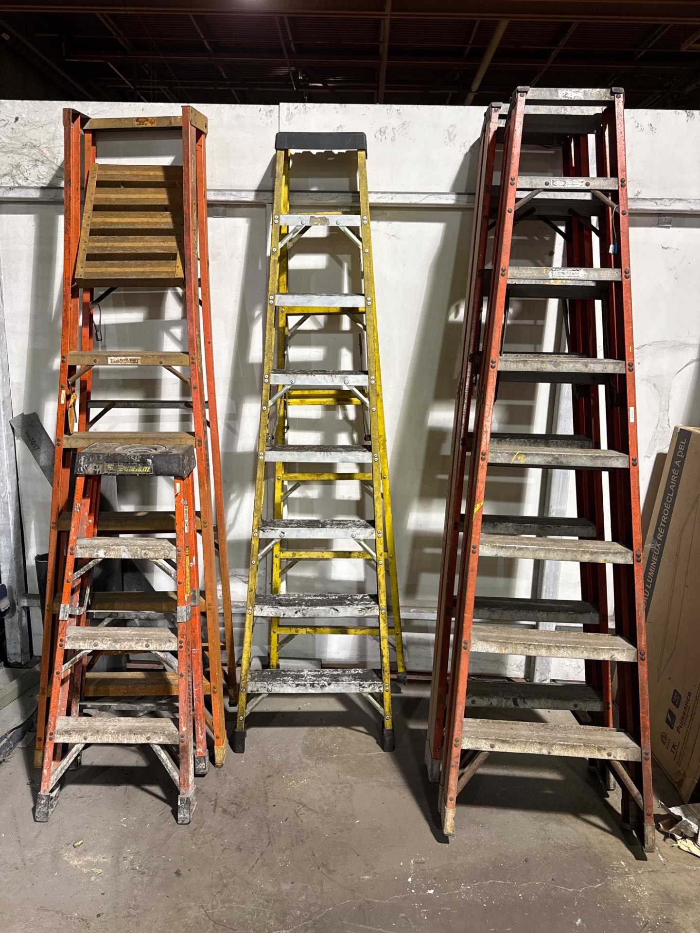 BULK QTY OF LADDERS - LADDERS