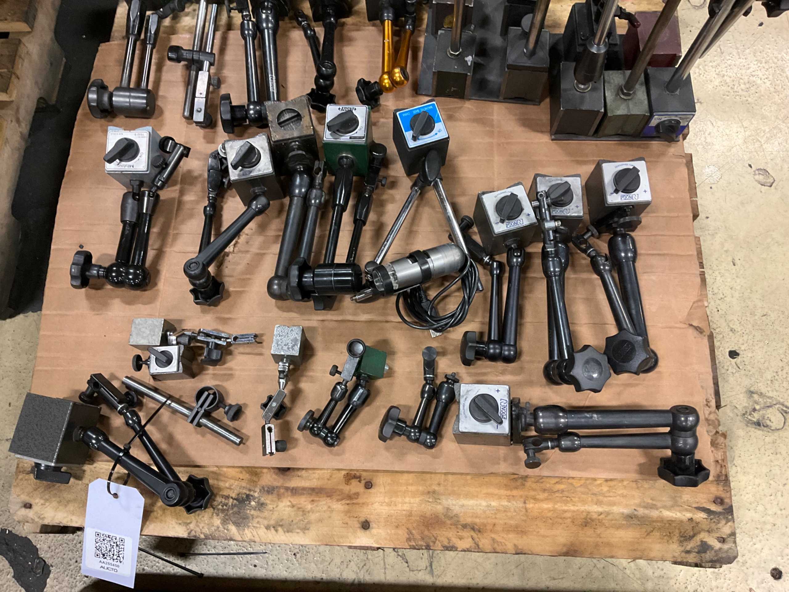 BULK QTY OF MAGNETIC BASES WITH ARTICULATING ARMS - TOOLS
