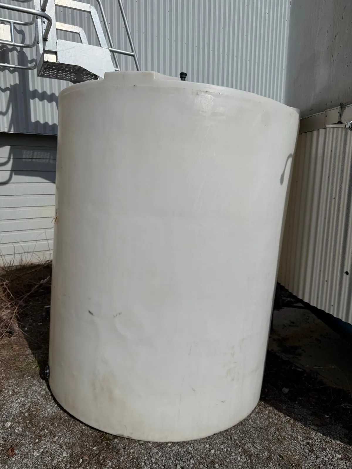 VERTICAL PLASTIC STORAGE TANK, 1200 GAL, HDPE, CYLINDRICAL, FLAT BOTTOM, 65X65X85IN, 220 LBS - TANKS
