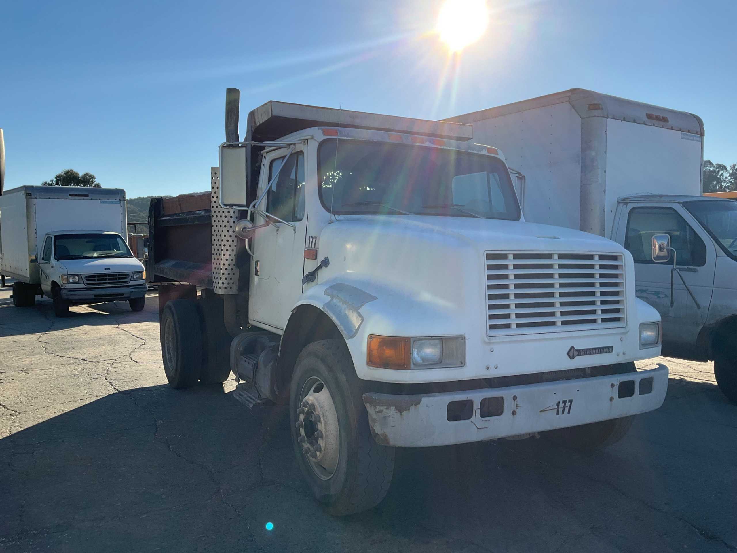 1993 INTERNATIONAL 4900 DUMP TRUCK - DUMP TRUCK