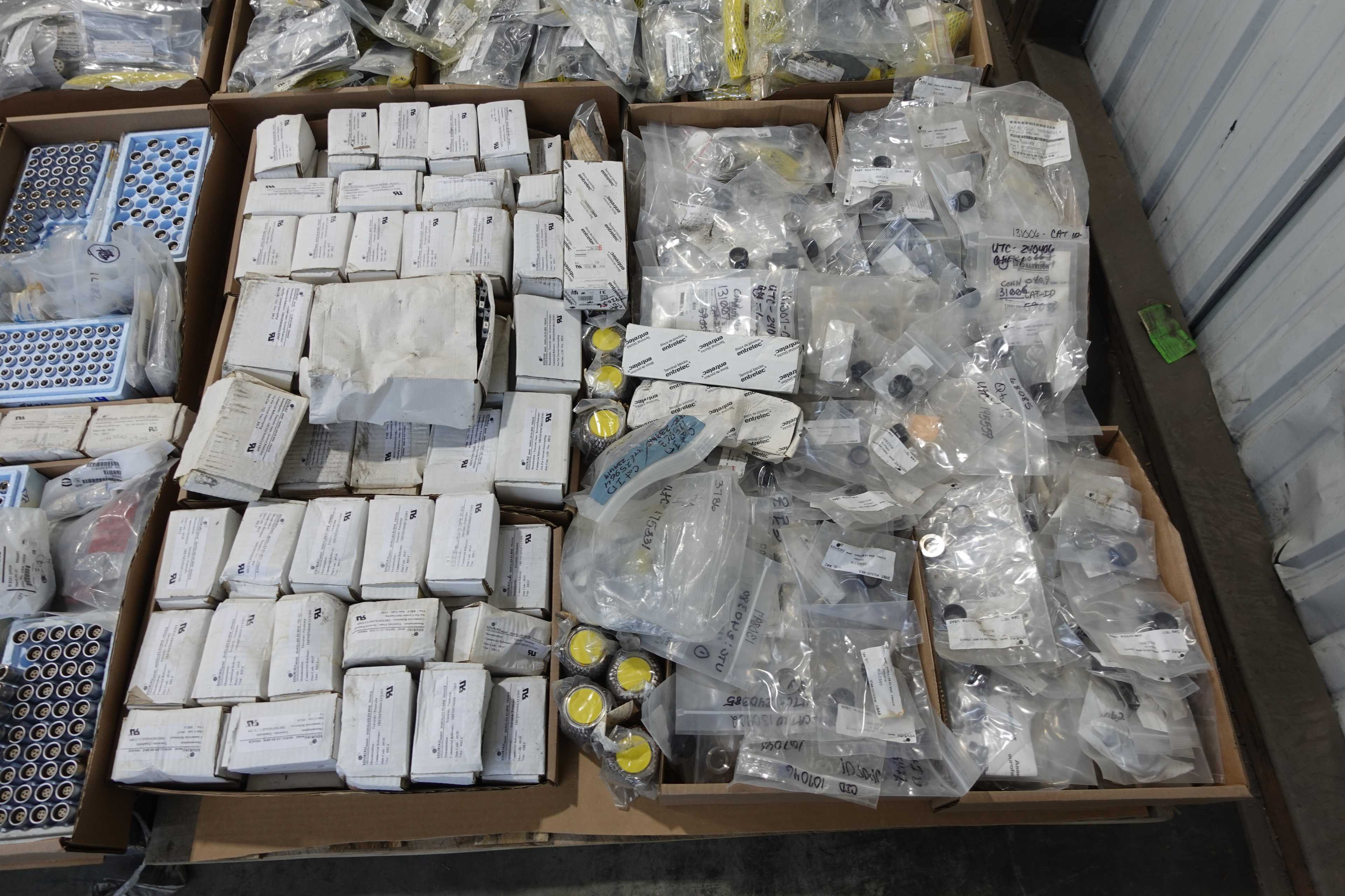 4 PALLETS OF ASSORTED ELECTRICAL PLUGS, FITTINGS, CONNECTORS, AND TERMINAL BLOCKS - ELECTRICAL COMPONENTS
