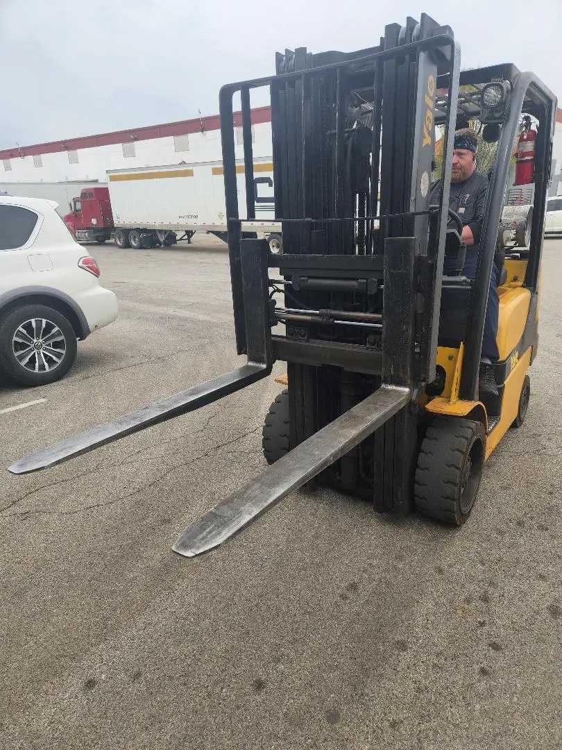 2015 YALE GLC060VXNVSE085 FORKLIFT, 5500LBS LIFT, LPG, 3 STAGE MAST, 48IN FORKS - SIT-DOWN FORKLIFTS