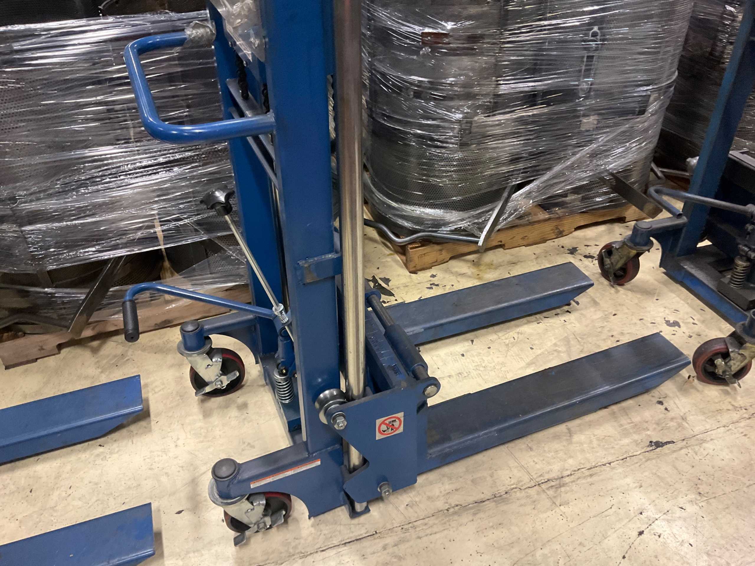 HYDRAULIC STRADDLE STACKER - MATERIAL HANDLING