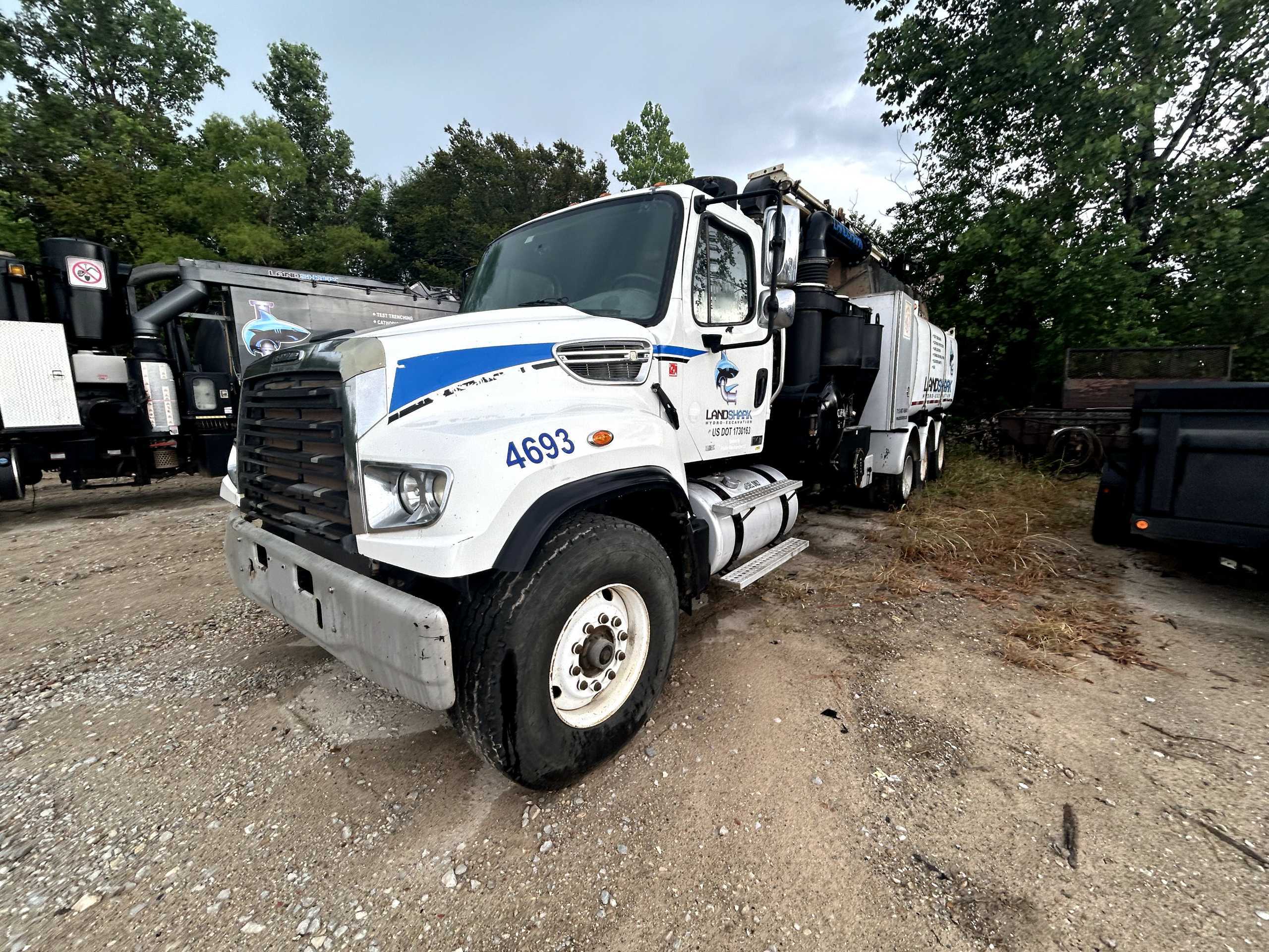 2013 FREIGHTLINER 114SD HYDRO EXCAVATION TRUCK - UTILITY TRUCKS