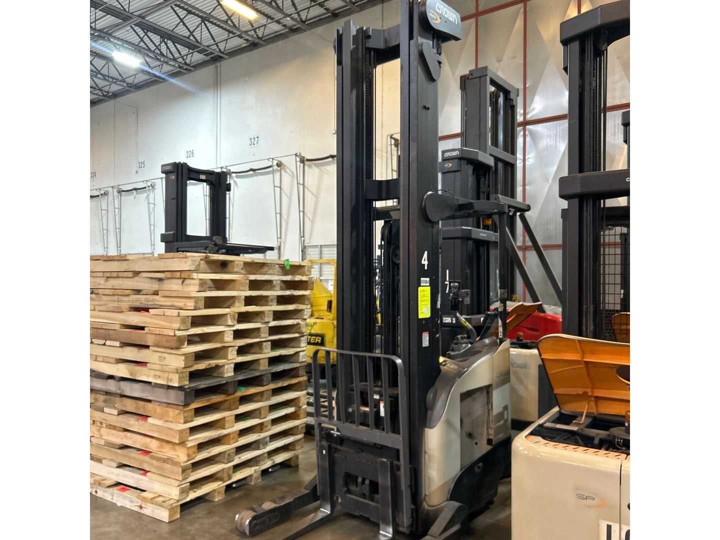 CROWN RR5725-45 REACH TRUCK - REACH TRUCKS