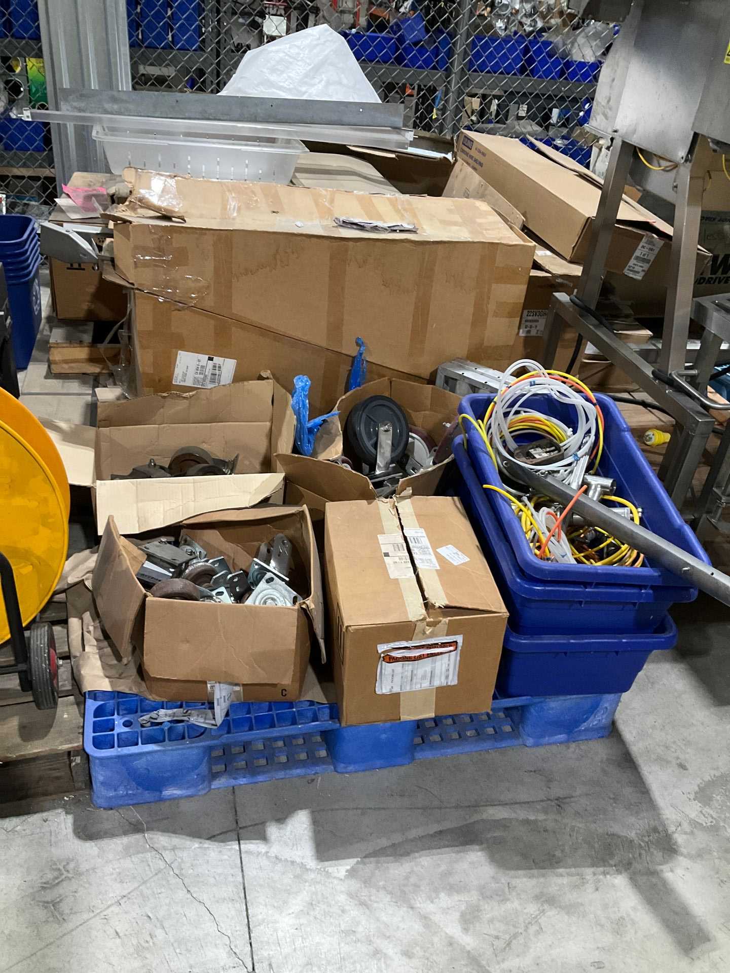PALLET OF ASSORTED MACHINE PARTS - INDUSTRIAL PARTS