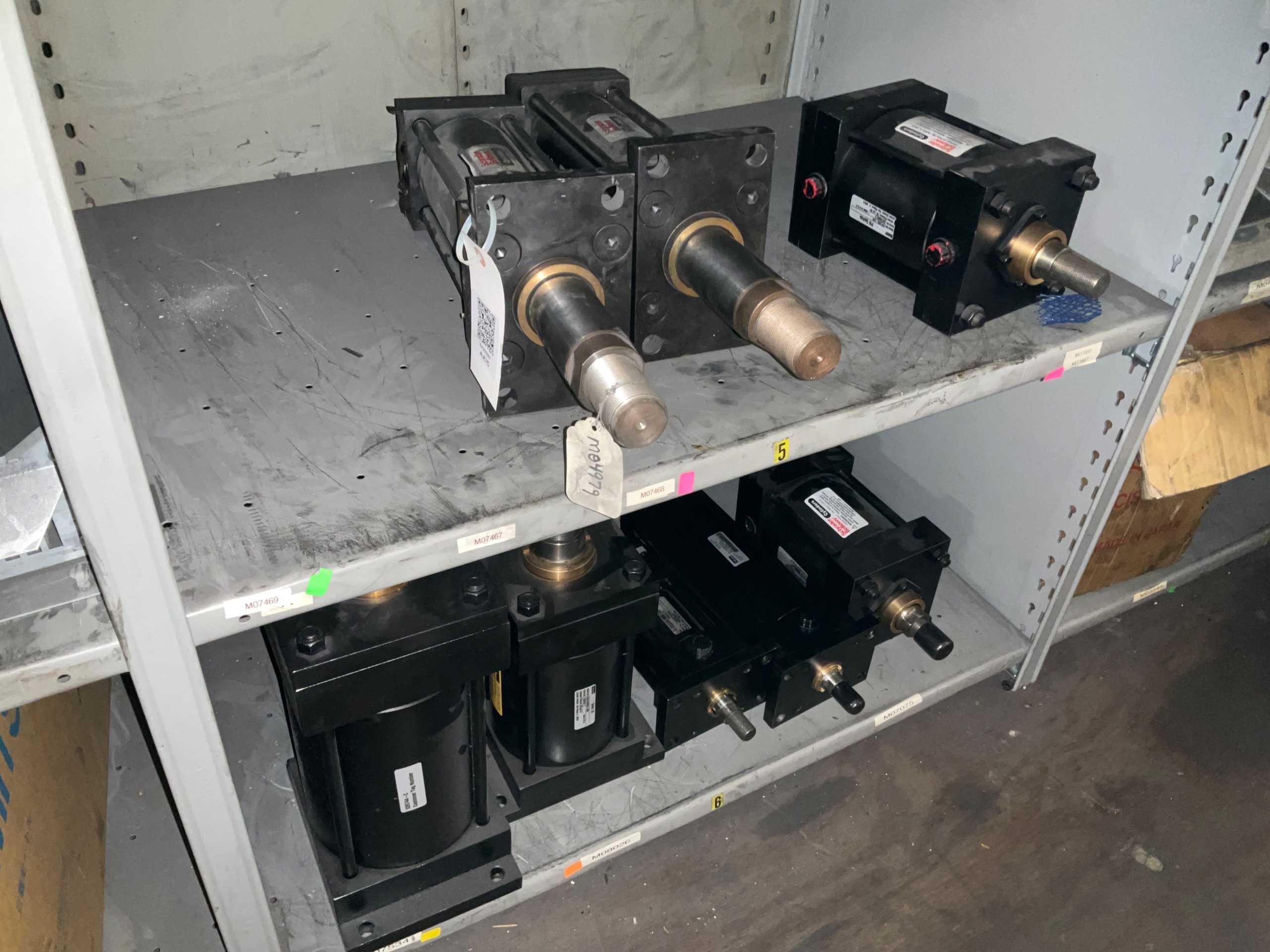 QTY 8: HYDRAULIC CYLINDERS - HYDRAULIC CYLINDERS