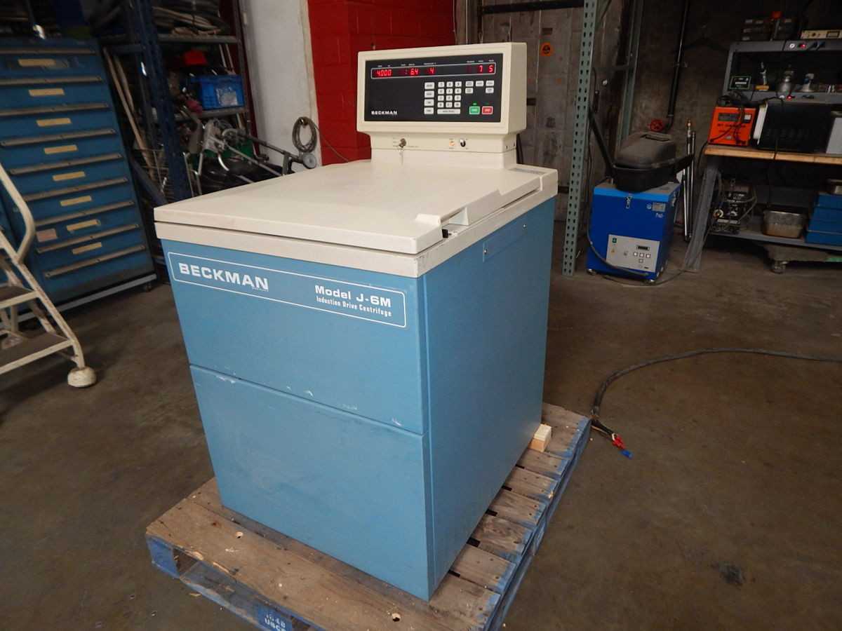 BECKMAN J-6M REFRIGERATED CENTRIFUGE, 220V, 6000 RPM, 6100 G RCF, 6L CAPACITY, -10C/+40C TEMP - CENTRIFUGES