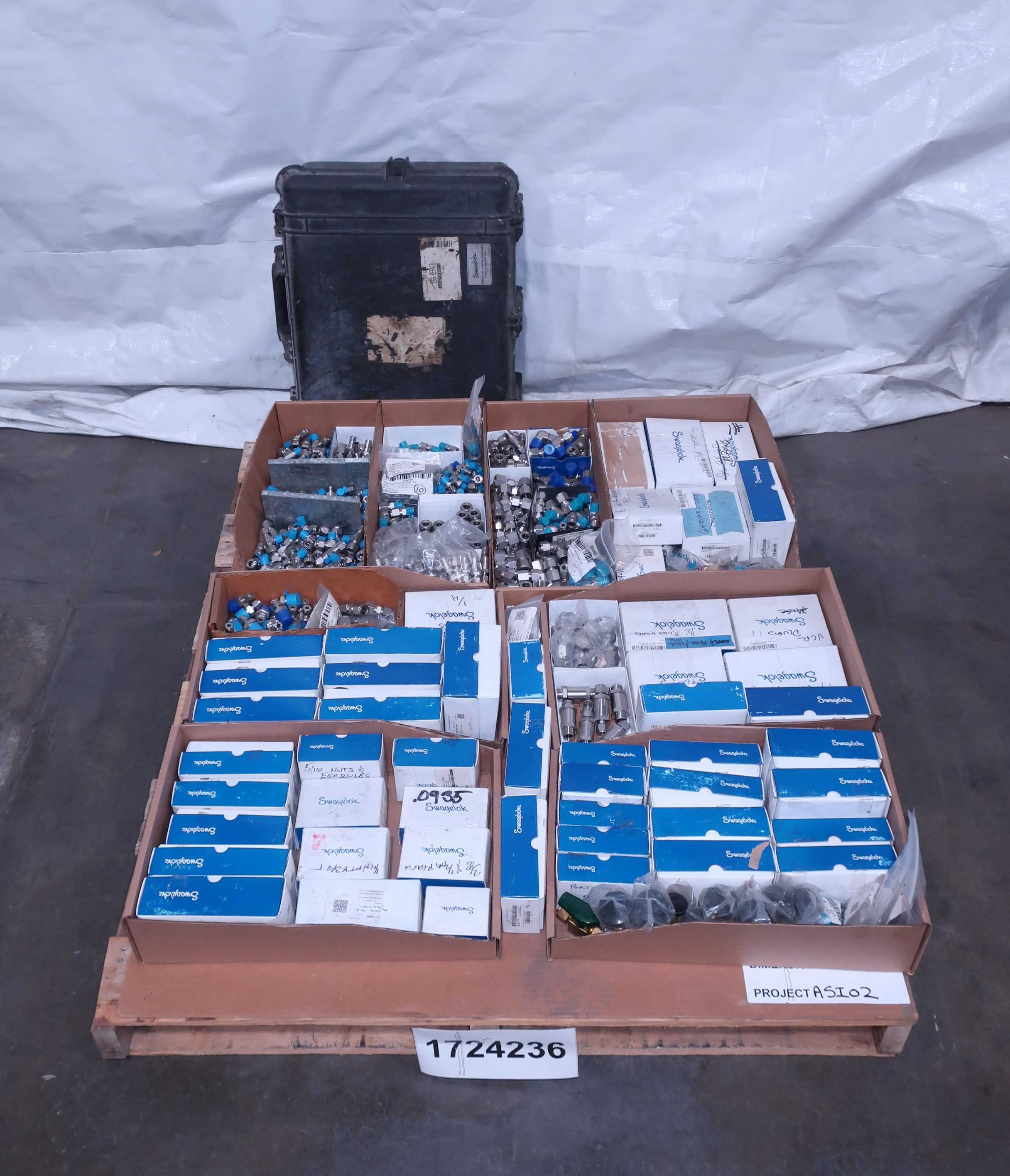 SKU 1724236 - PALLET OF ASSORTED SWAGELOK VALVES AND FITTINGS - PIPE & TUBE FITTINGS