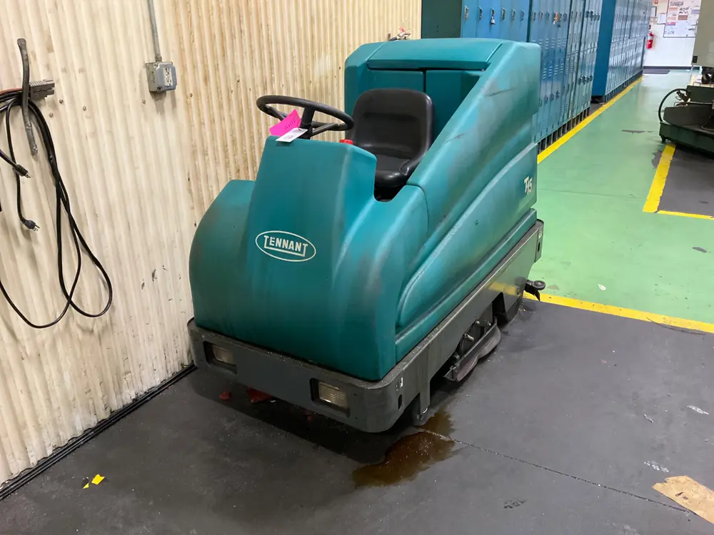 TENNANT T15 FLOOR SCRUBBER - undefined