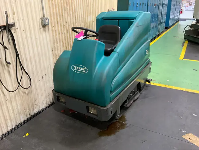 TENNANT T15 FLOOR SCRUBBER - undefined
