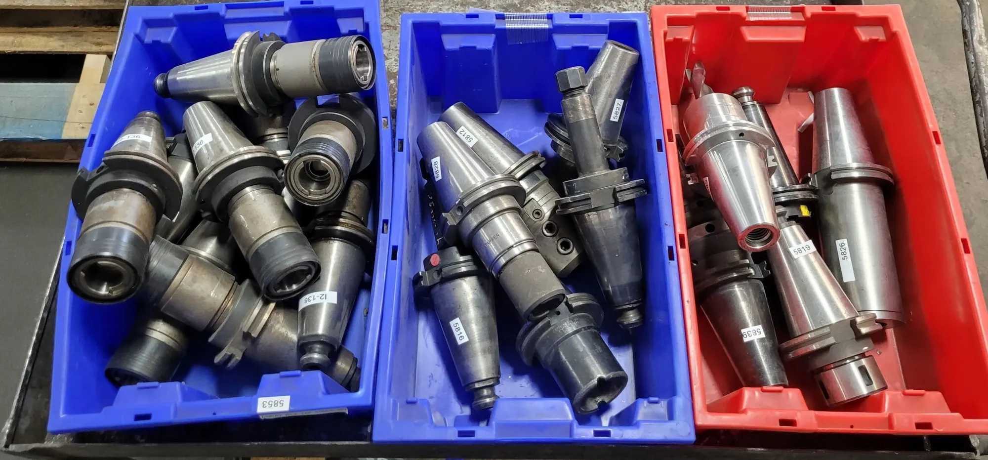 LOT OF 20 CAT 50 TOOL HOLDERS, ERICKSON, SANDVIK, SECO, KENNAMETAL, LYNDEX, SCHUNK, VARIOUS - MACHINING TOOLING & PARTS