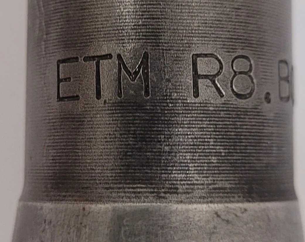 ETM 2IN R8 BORING HEAD OAL: 6.75” BORING HEAD: 2” WIDE SHANK LENGTH: 4.5” - MACHINE TOOLING