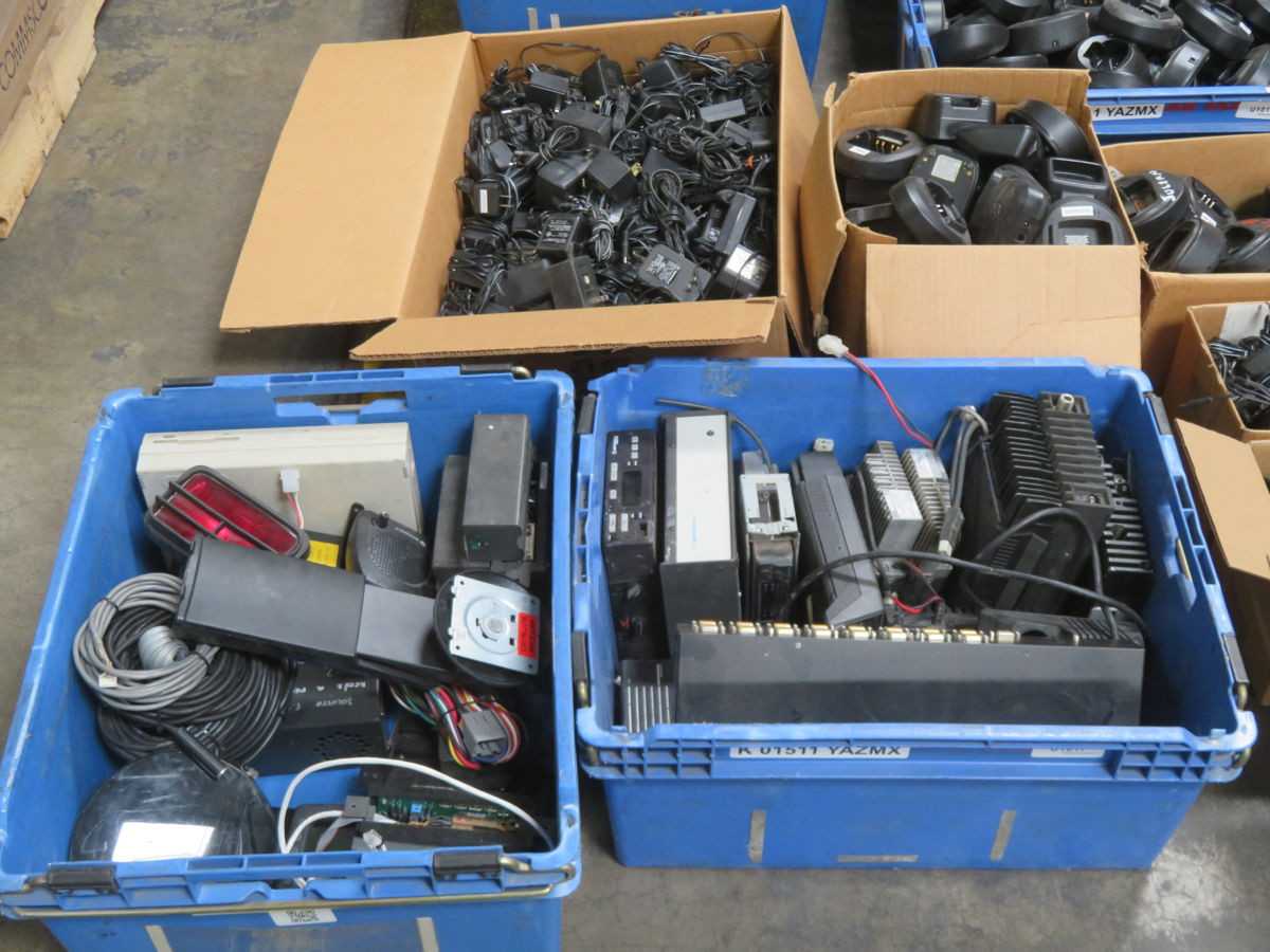 WHOLESALE LOT OF MOTOROLA COMMUNICATION EQUIPMENT - TELECOMMUNICATION