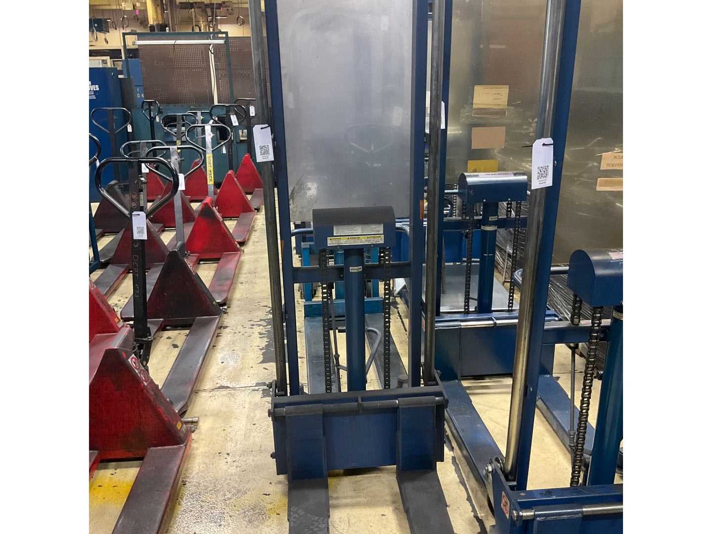 HYDRAULIC STRADDLE STACKER - MATERIAL HANDLING