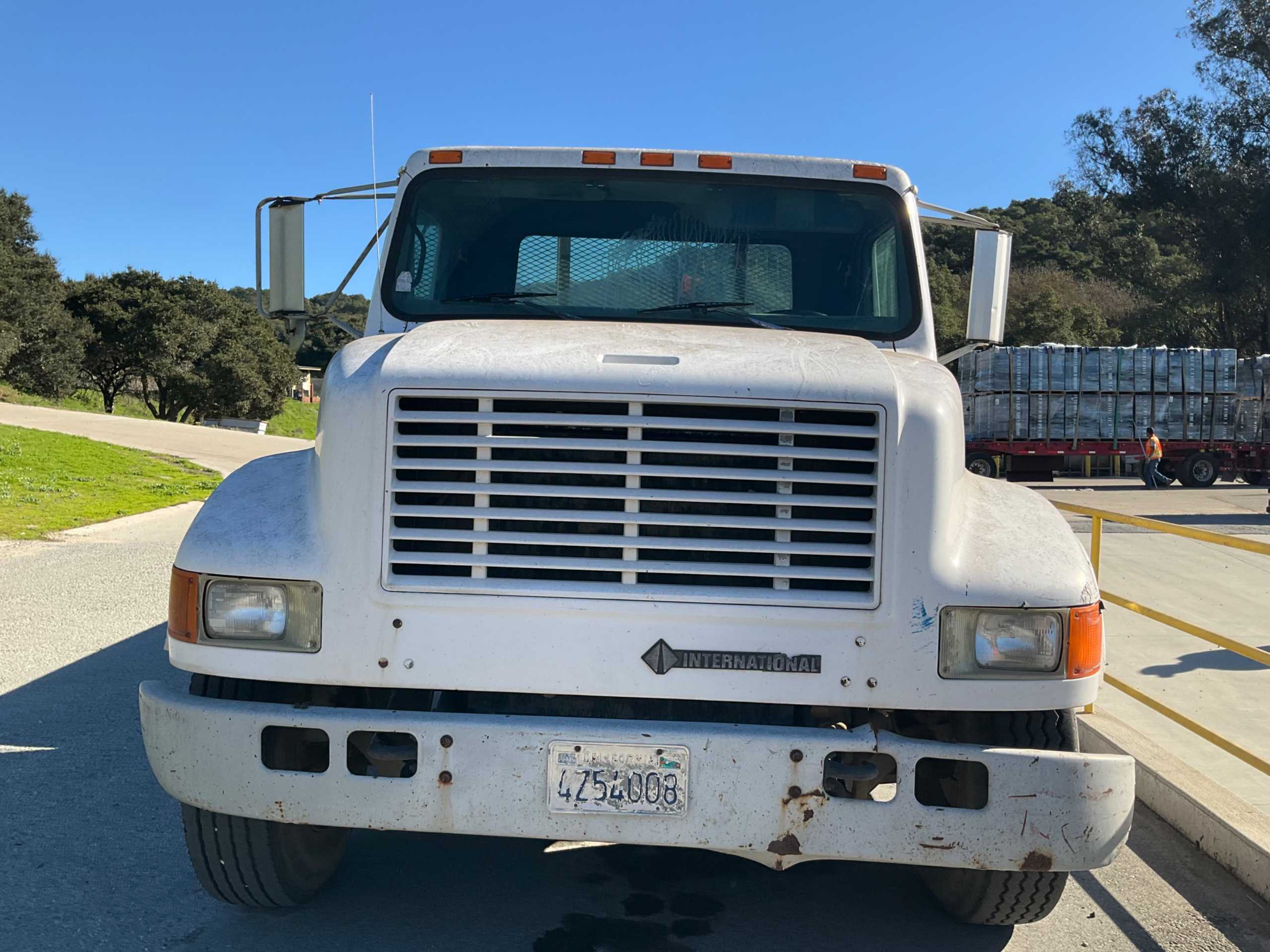 1994 INTERNATIONAL 4900 4X2 FLATBED TRUCK - FLATBED TRUCK