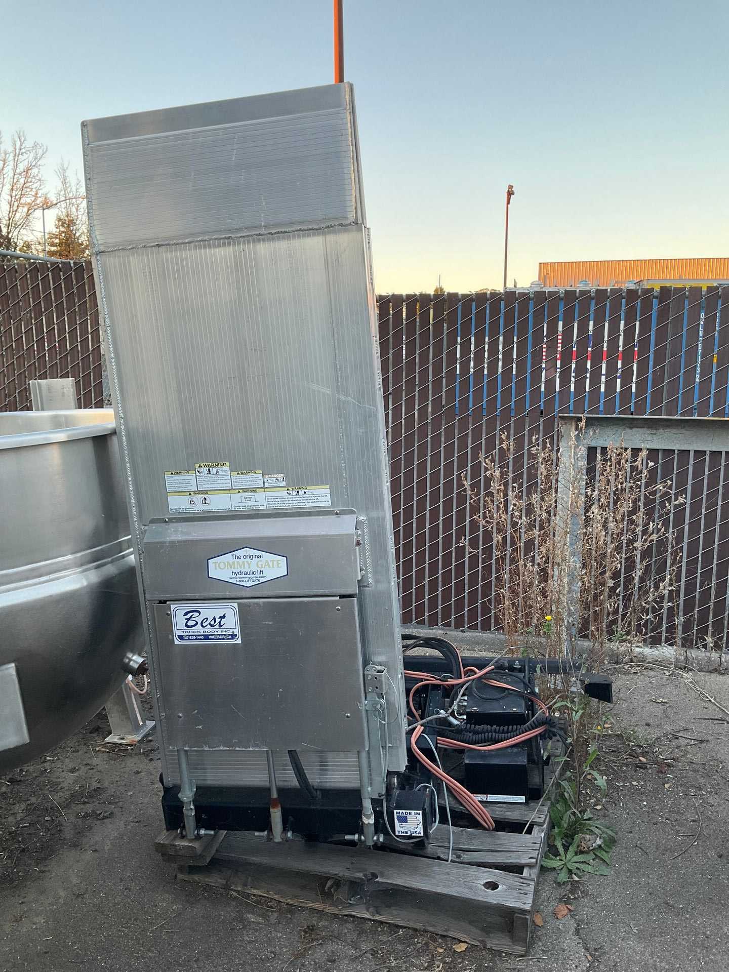 TOMMY GATE HYDRAULIC LIFT