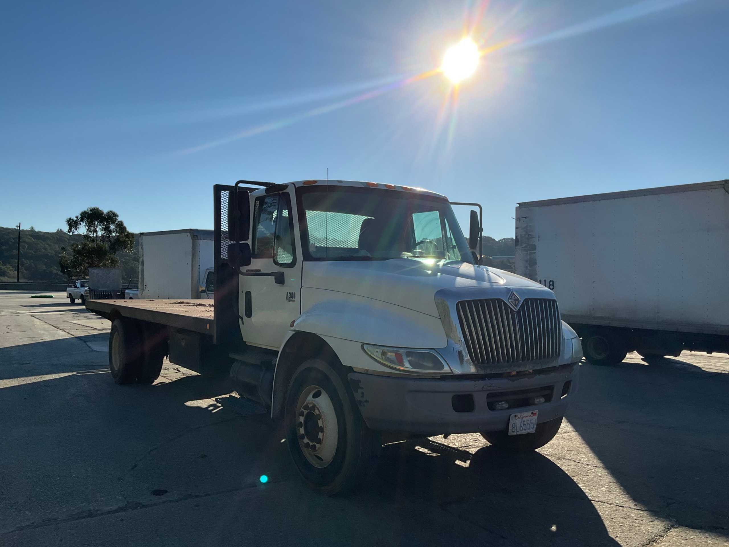 2003 INTERNATIONAL 4300 SBA 4X2 FLATBED TRUCK - FLATBED TRUCK