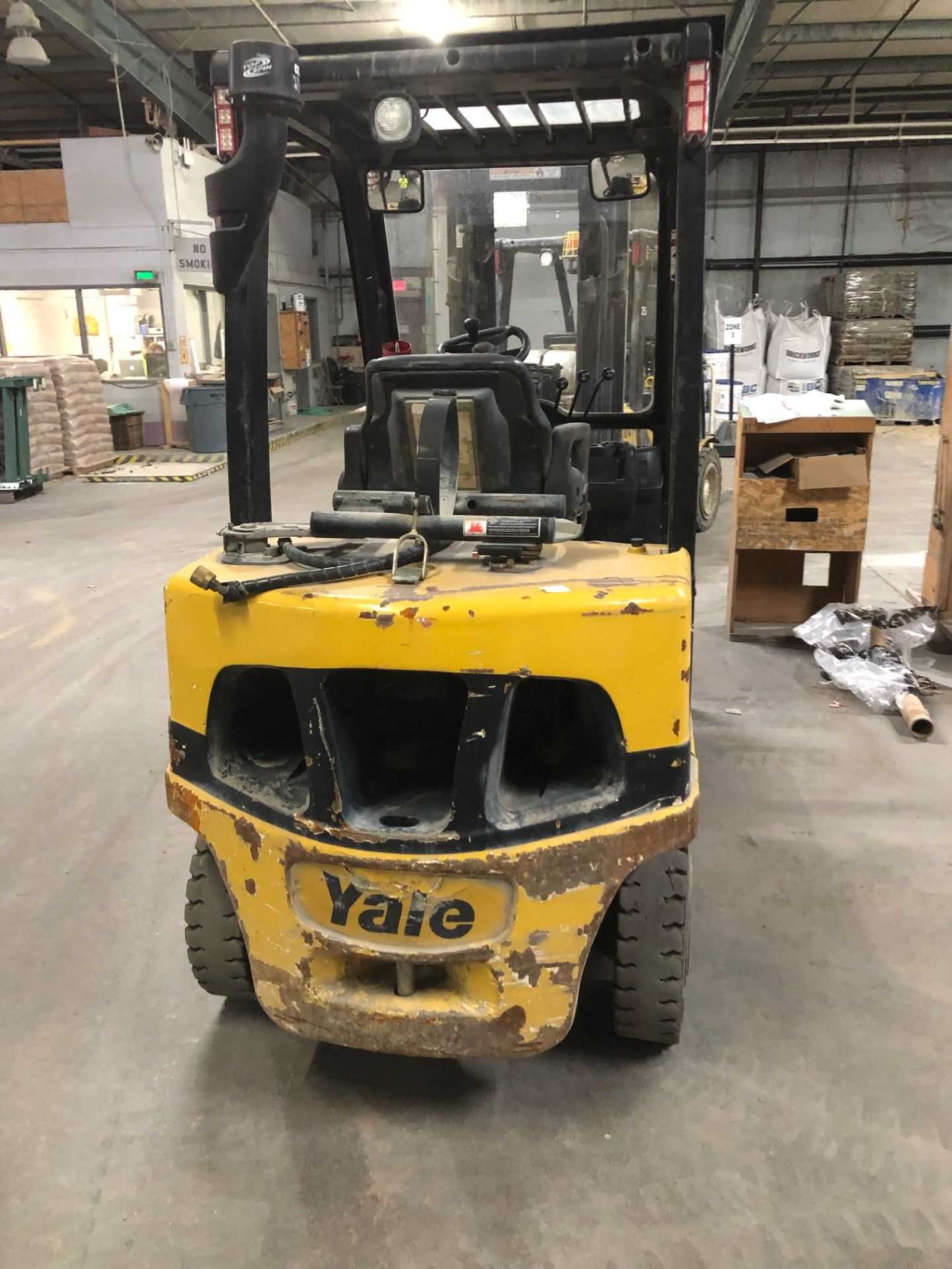 2016 YALE GLP060VX FORKLIFT: 6000LB CAPACITY, LPG, PNEUMATIC TIRES, 199IN LIFT, TECHTRONIX TRANS - SIT-DOWN FORKLIFTS