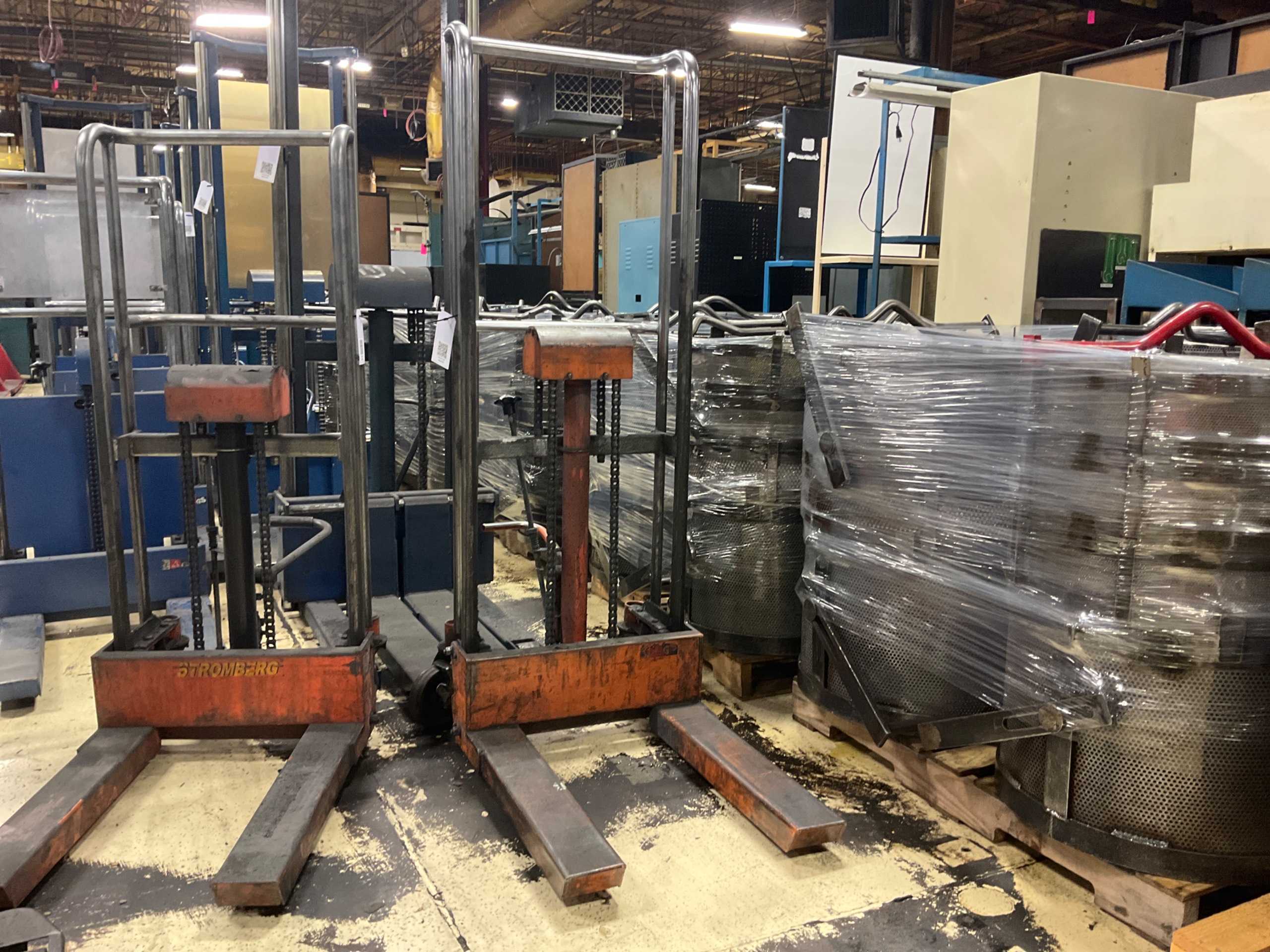 HYDRAULIC STRADDLE STACKER - LIFTING EQUIPMENT