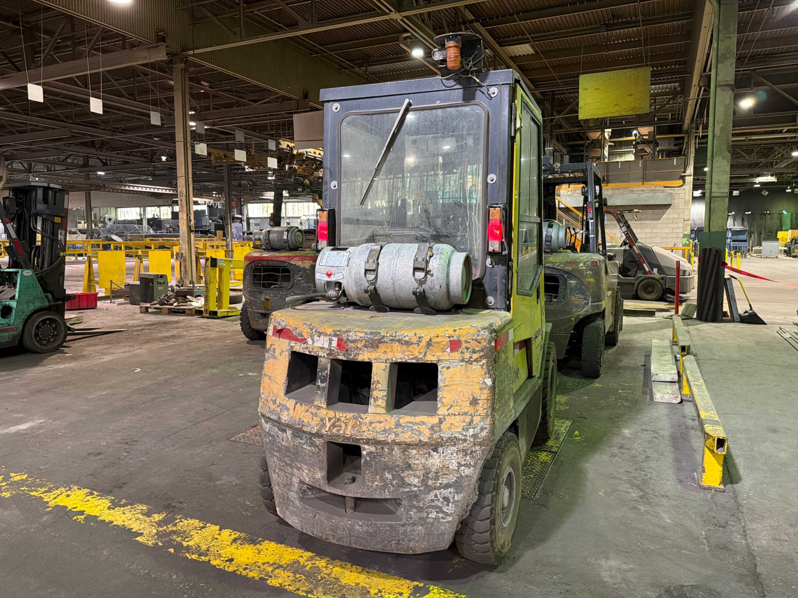 YALE GLP060GNUEA87 FORKLIFT, 5250LBS CAPACITY, 182IN MAX LIFT, LPG, SOLID CUSHION TIRES - SIT-DOWN FORKLIFTS